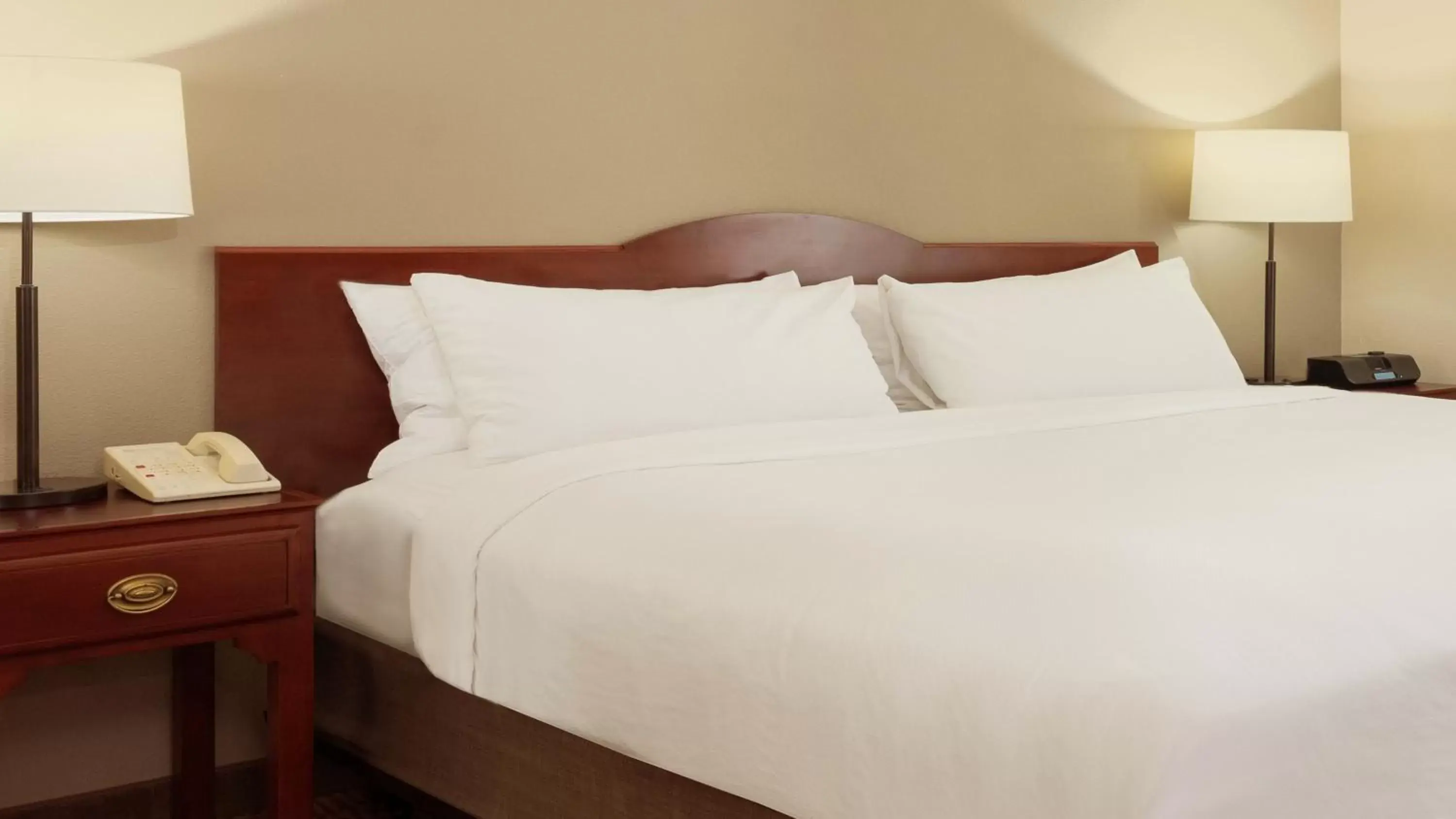 Bedroom, Bed in Larkspur Landing Milpitas-An All-Suite Hotel