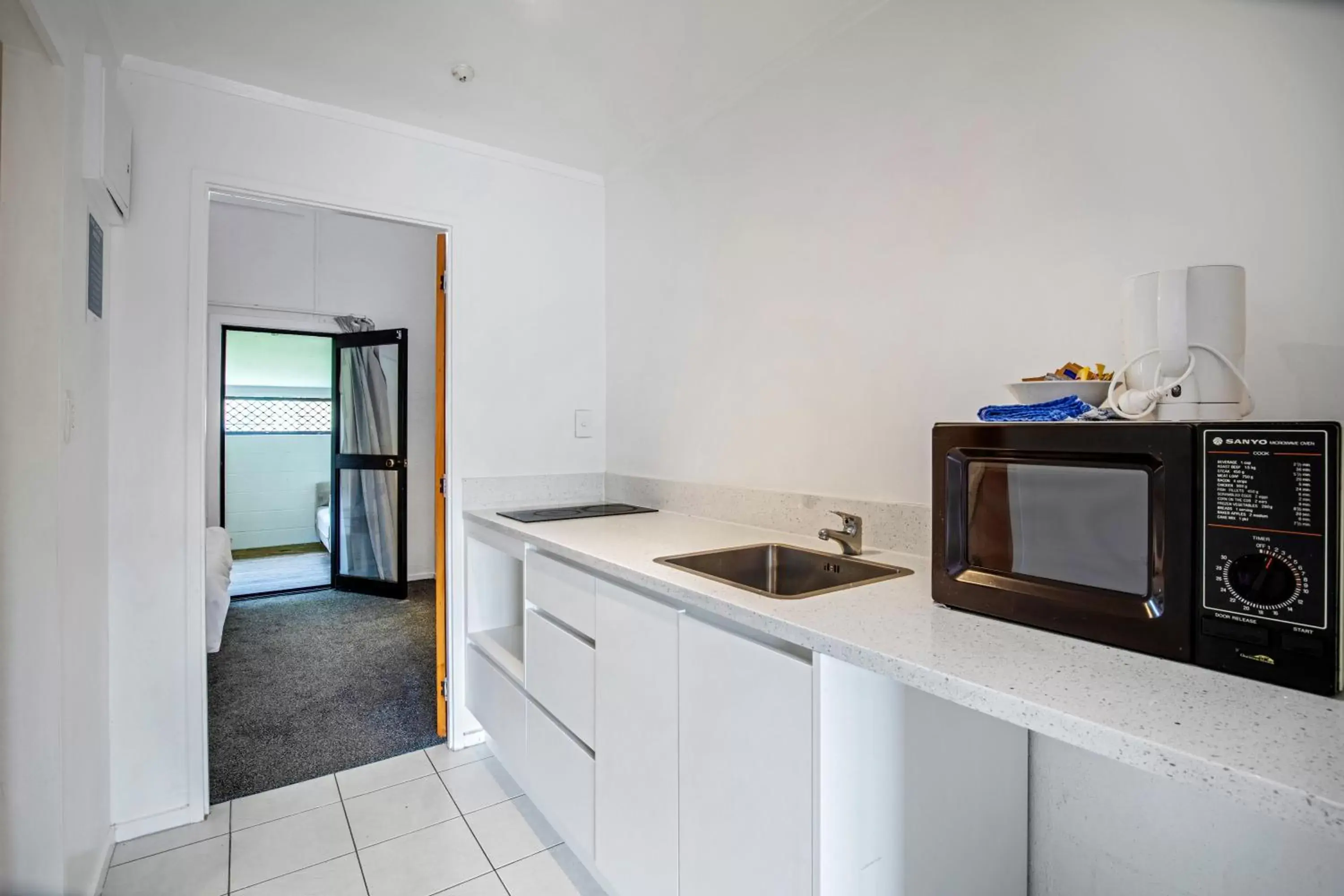 Kitchen/Kitchenette in Oakwood Manor Motor Lodge