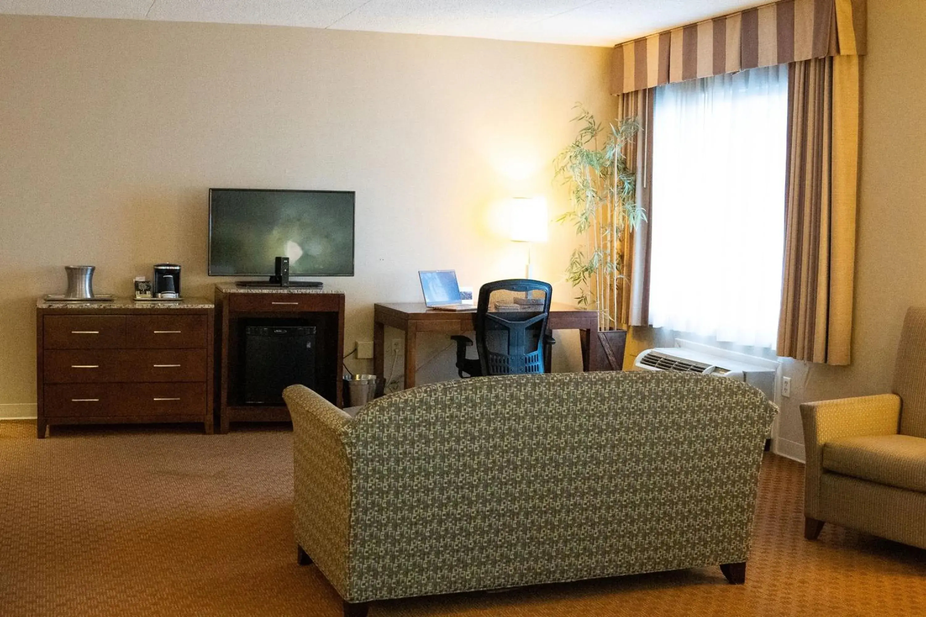 Photo of the whole room, Seating Area in Delta Hotels by Marriott Toledo