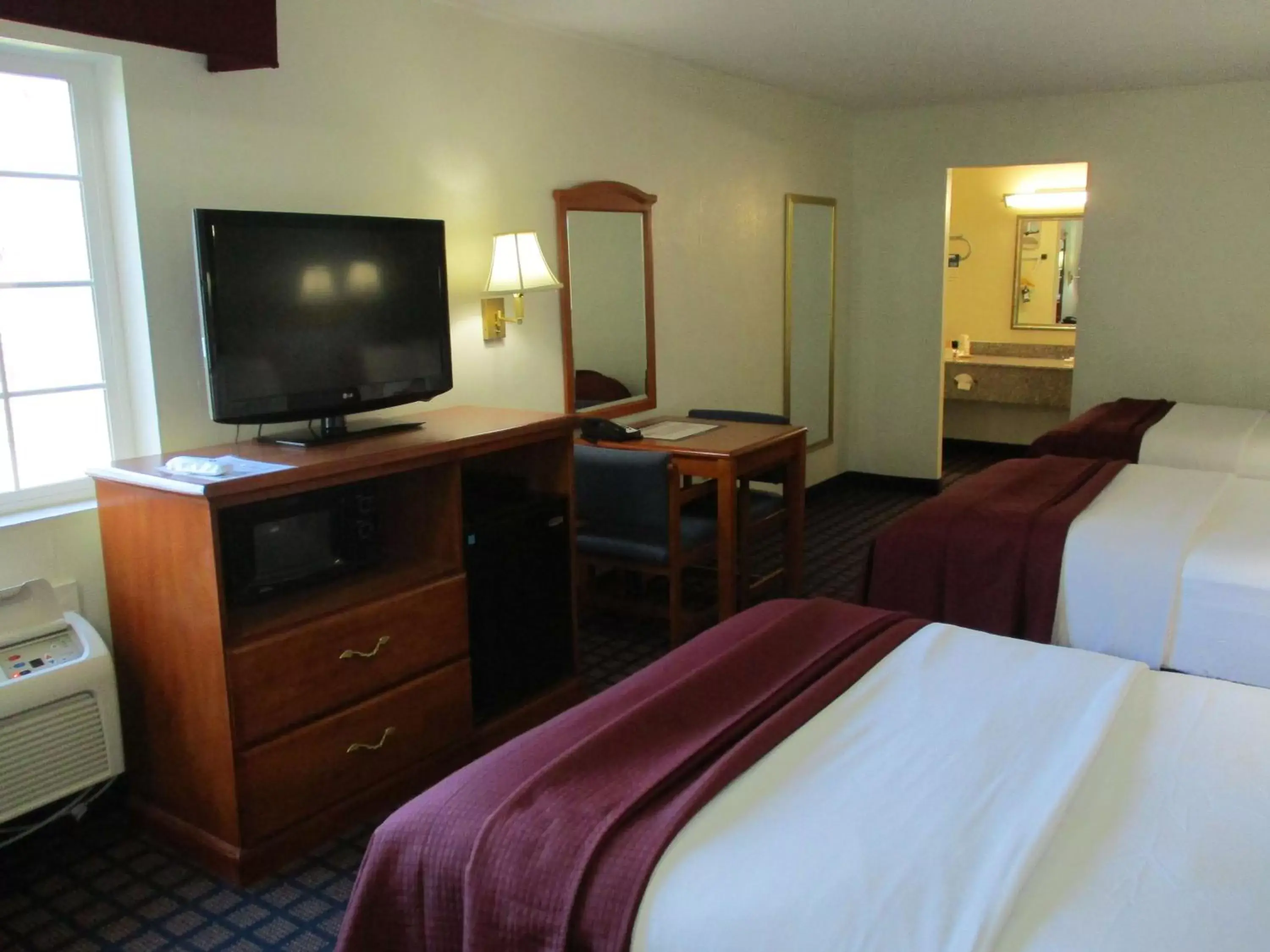 Photo of the whole room, TV/Entertainment Center in Best Western Palestine Inn