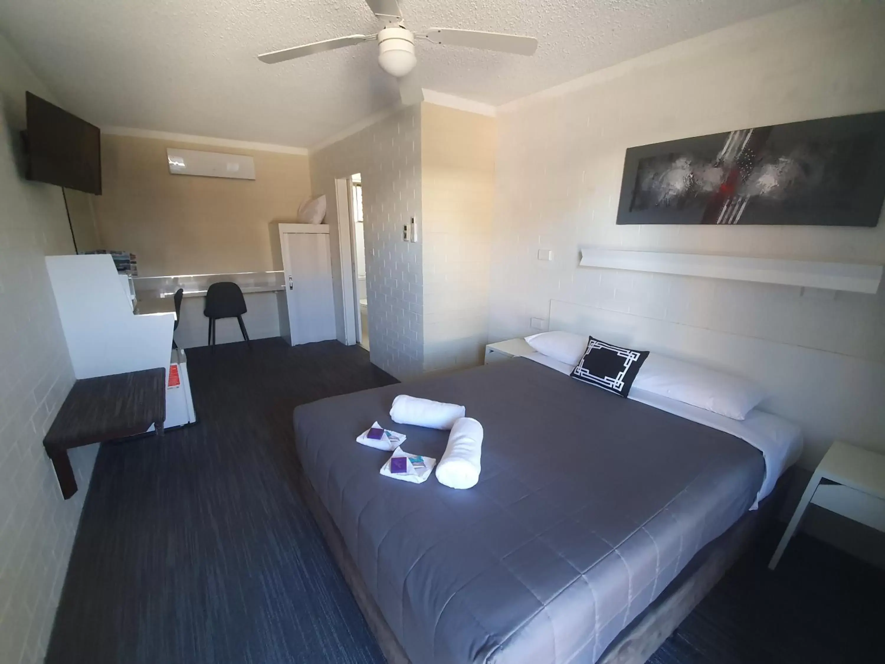 Photo of the whole room, Bed in Coastal Bay Motel