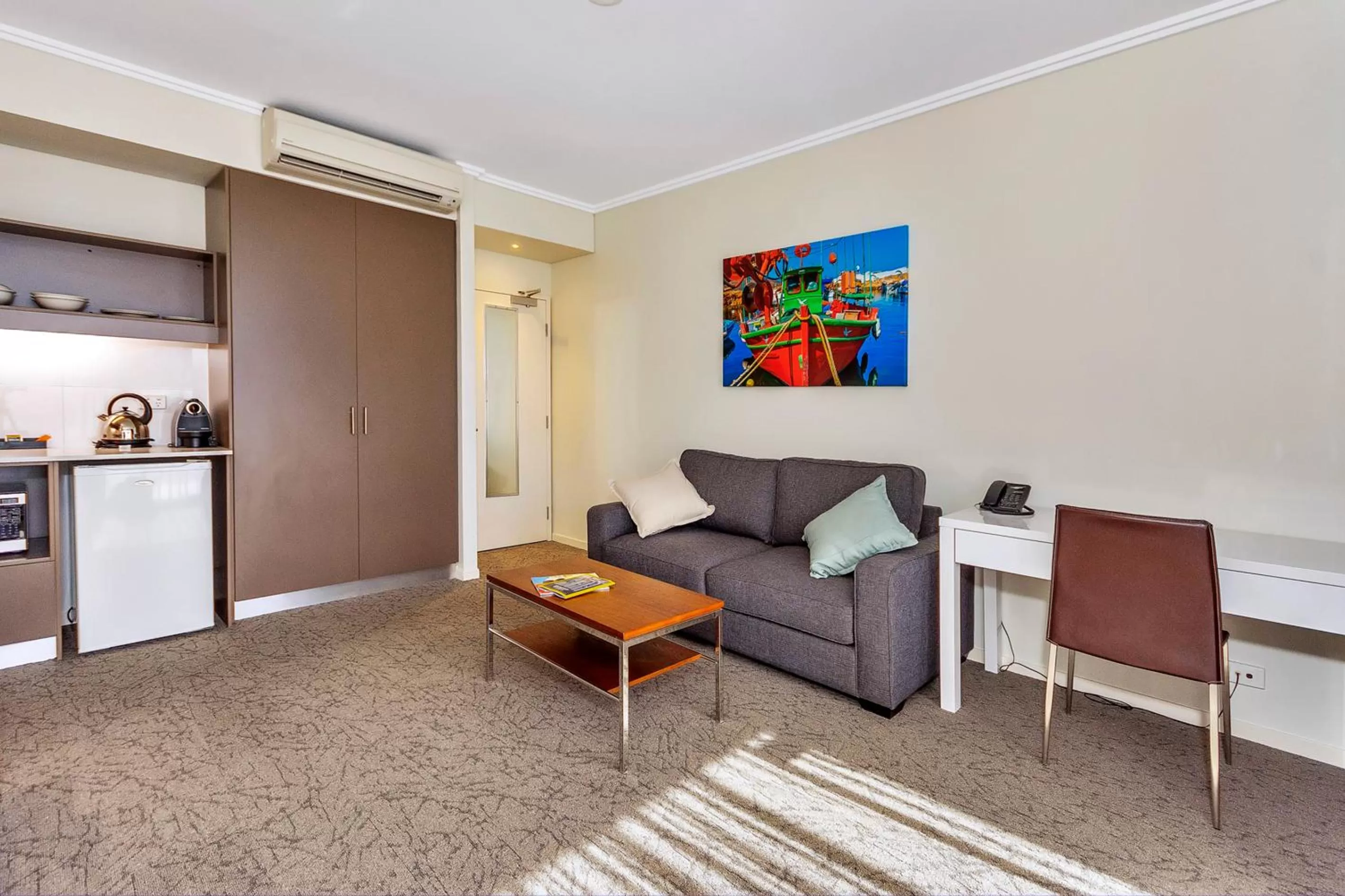 Coffee/tea facilities in New Haus by Hougoumont Hotel, former Bannister 22