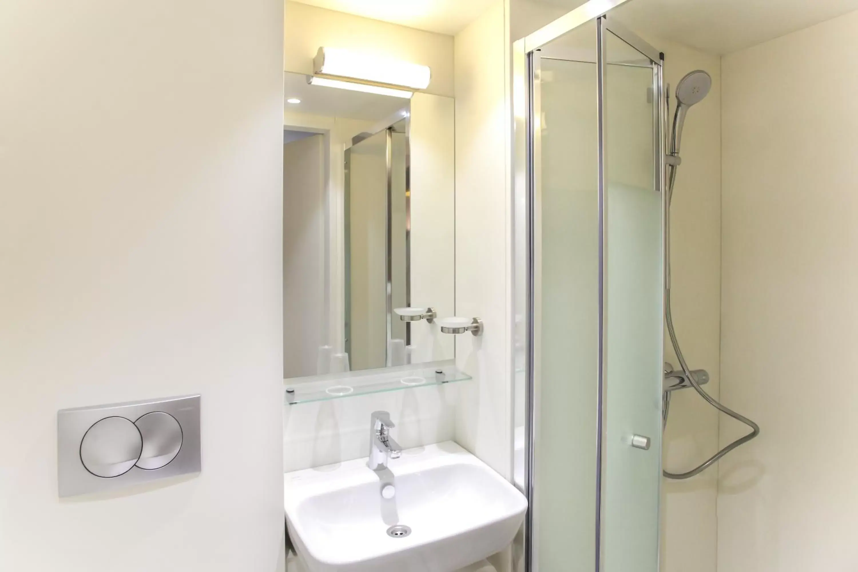 Shower, Bathroom in Hotel Reseda