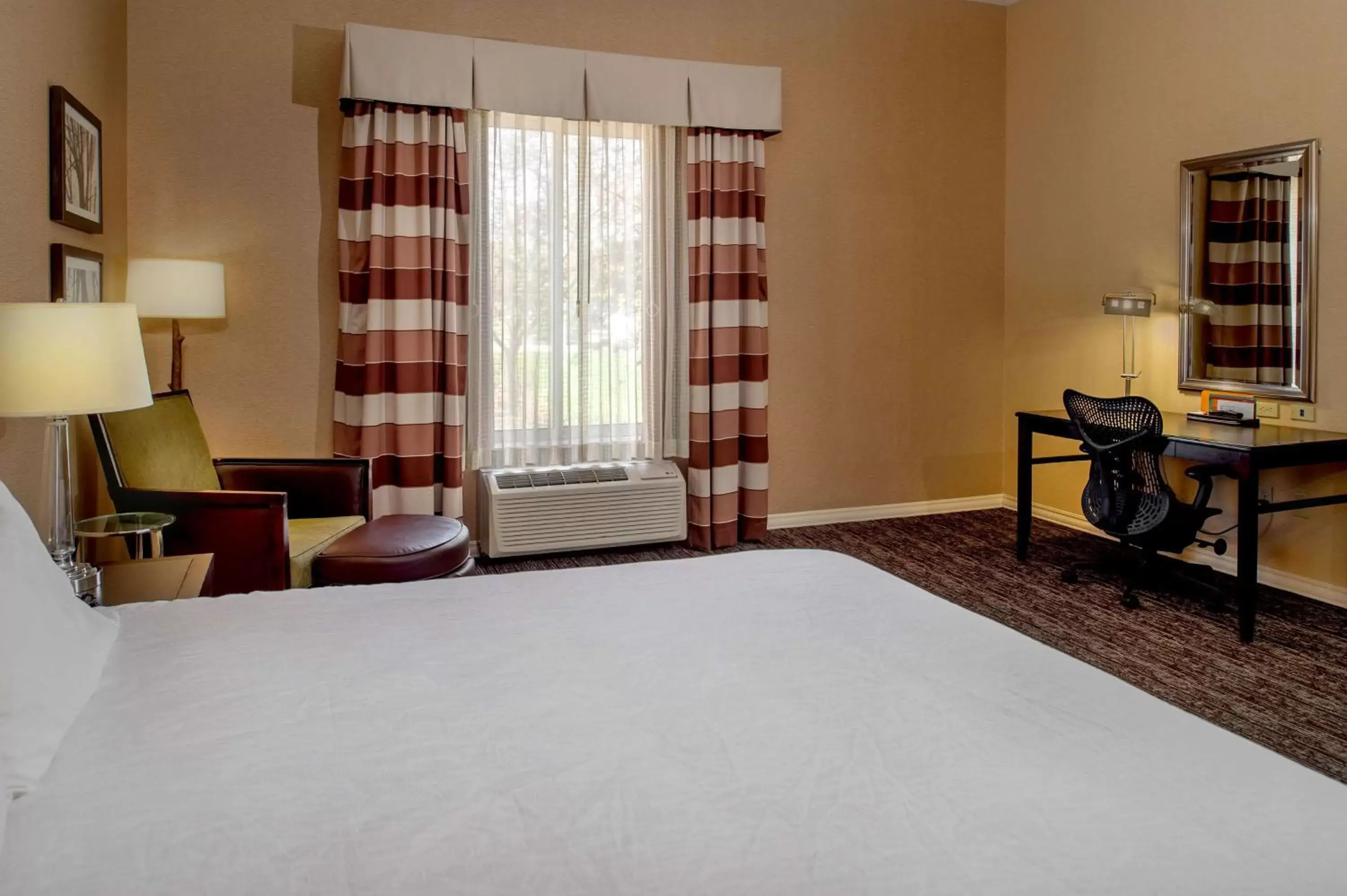 Bedroom, Bed in Hilton Garden Inn St. Louis Airport