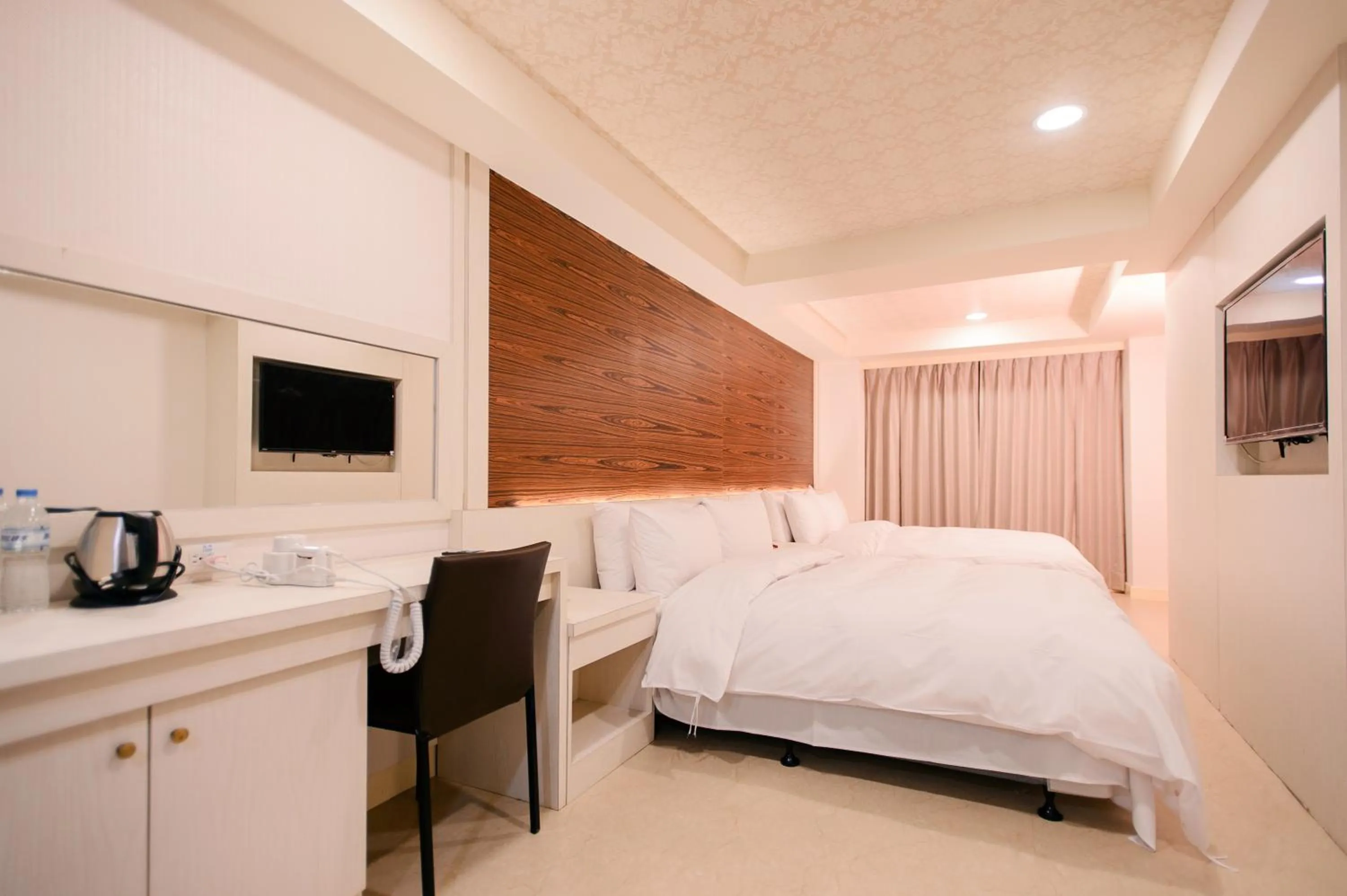 Bedroom, Bed in Duke Business Hotel