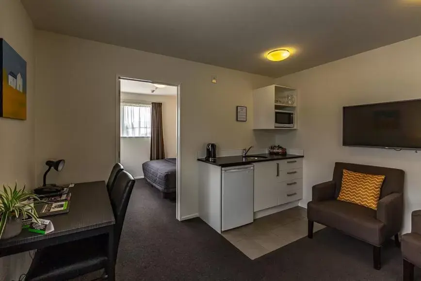 Kitchen or kitchenette, Seating Area in Airport Palms Motel