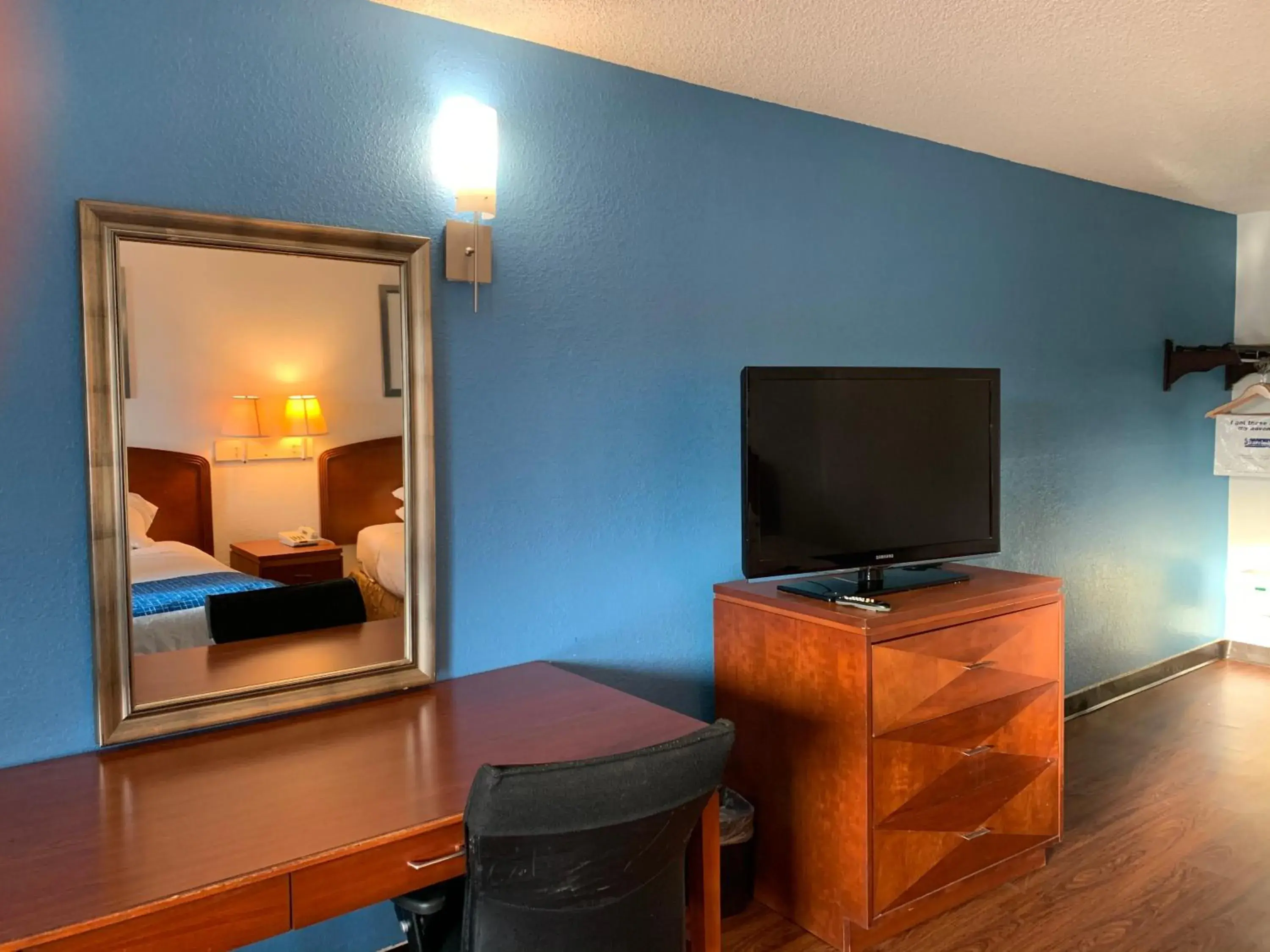 TV and multimedia, TV/Entertainment Center in Travelodge Suites by Wyndham MacClenny