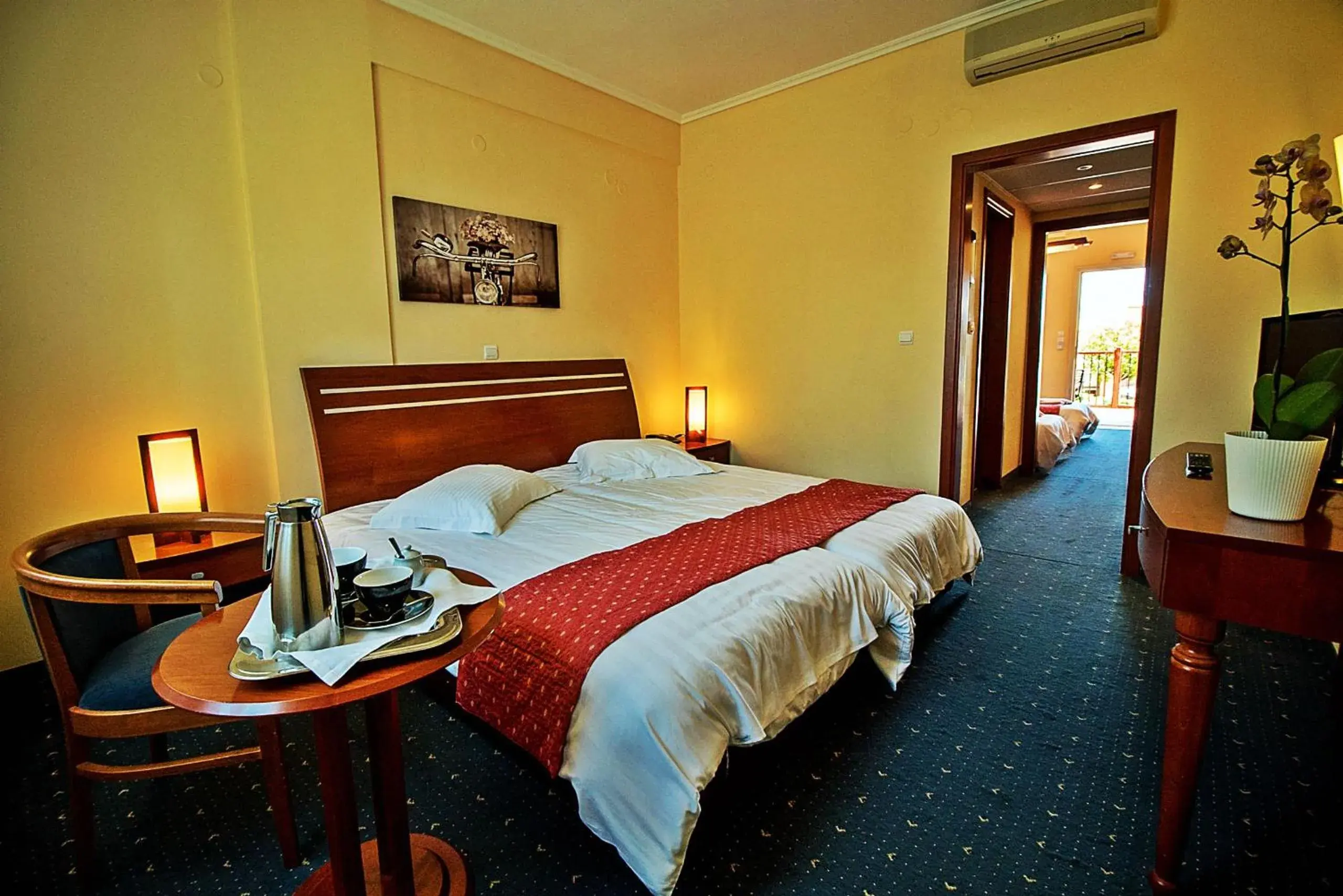 Photo of the whole room, Bed in Ambassador Hotel Thessaloniki