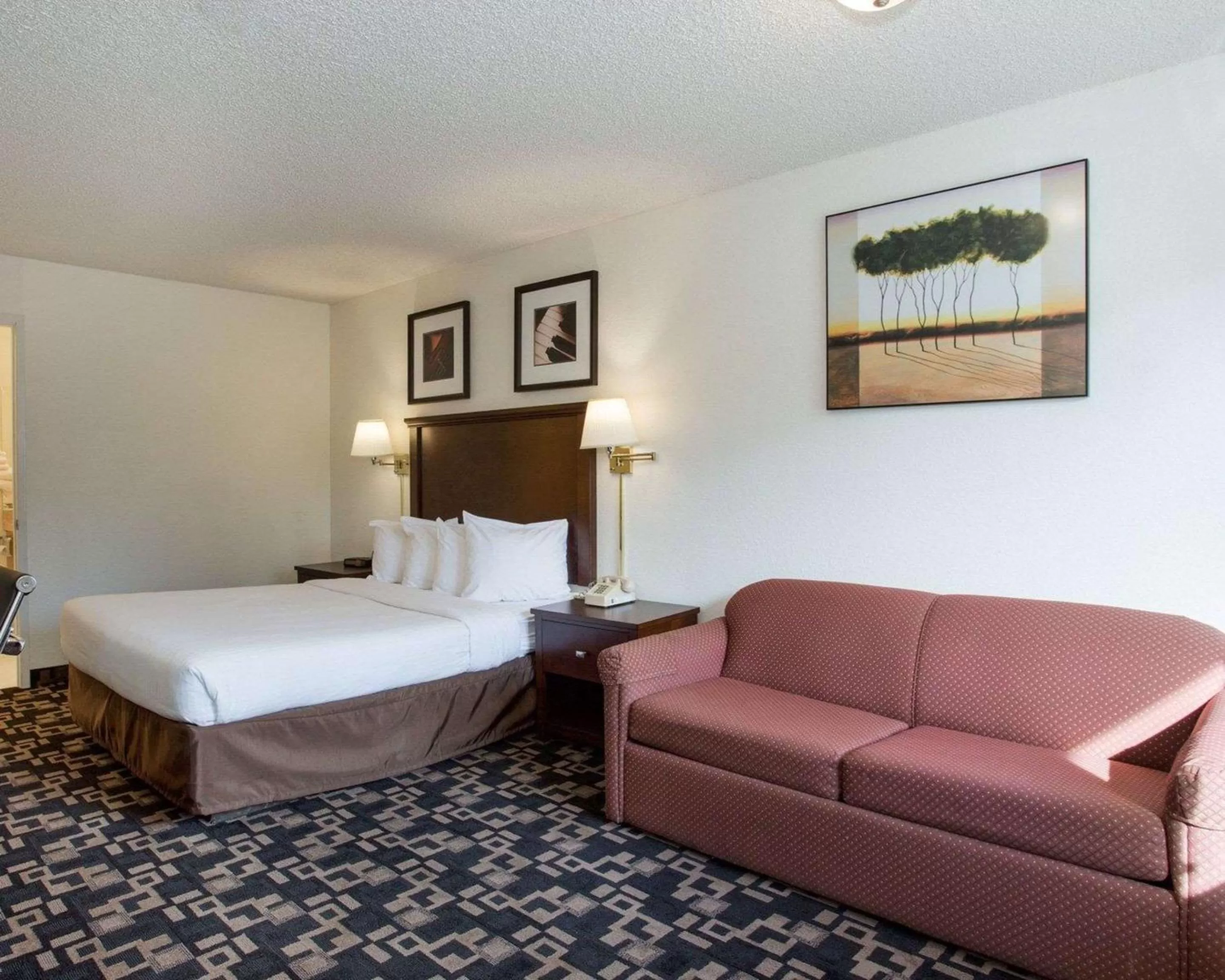 Photo of the whole room, Bed in MorningGlory Inn & Suites