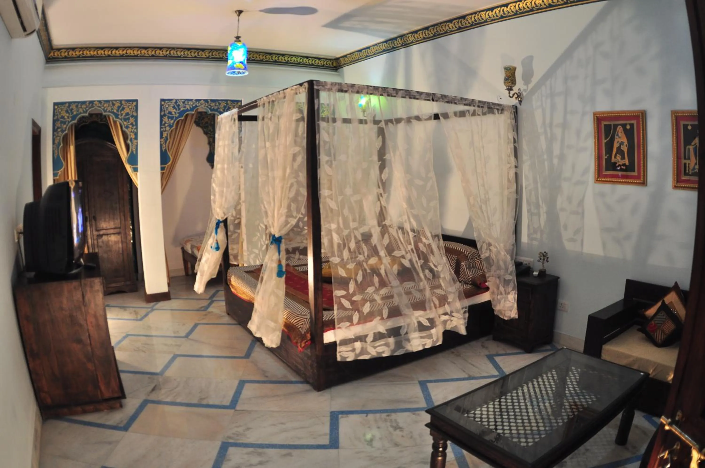 Photo of the whole room, Bed in Rani Mahal Hotel
