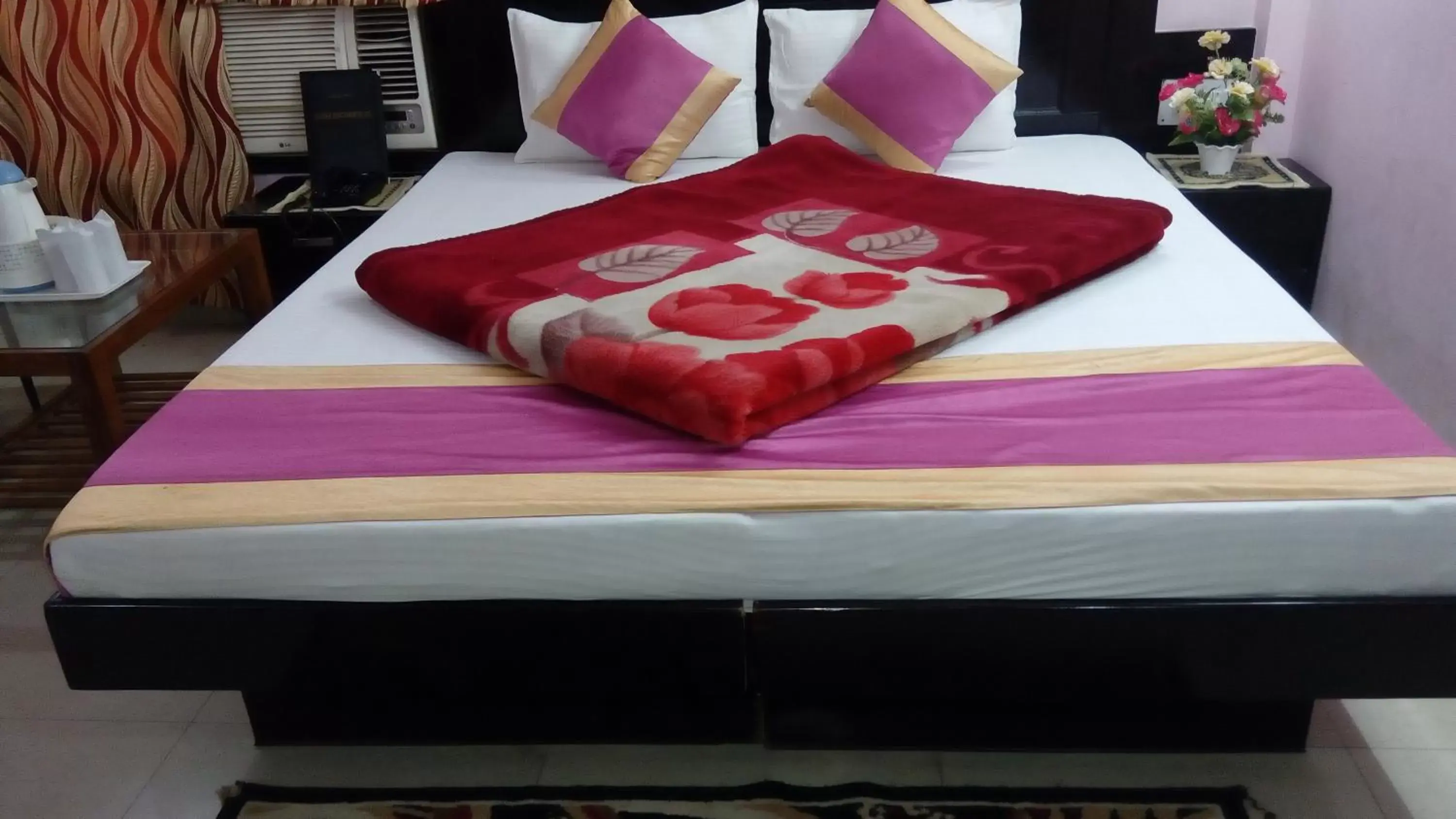 Bedroom, Bed in Hotel Su Shree Continental 5 Minutes Walk From New Delhi Railway Station