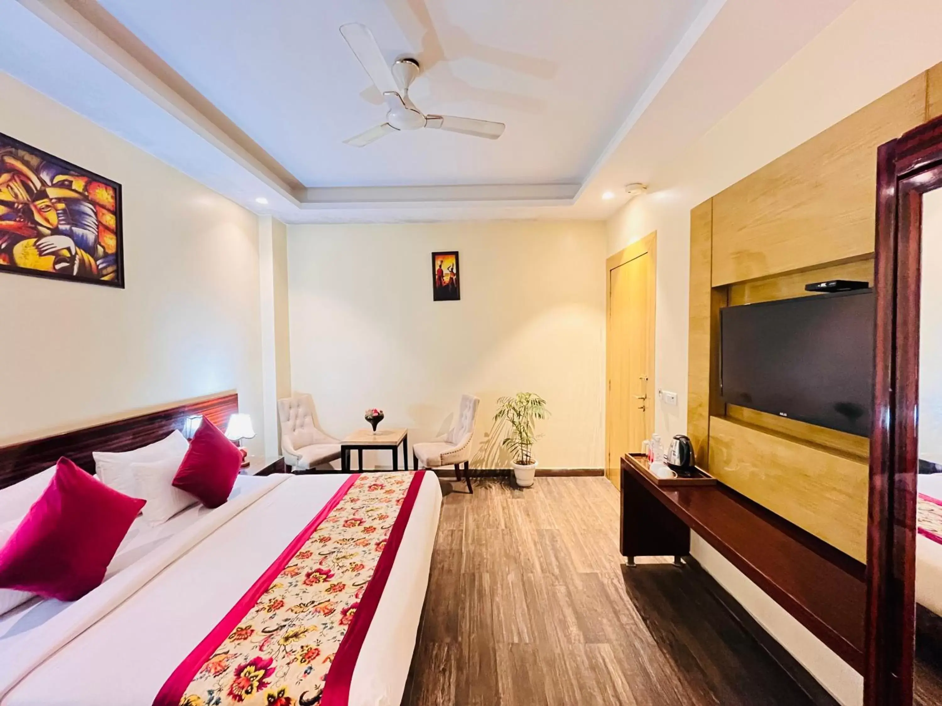 Bed, TV/Entertainment Center in Hotel Banz - Near Delhi International Airport