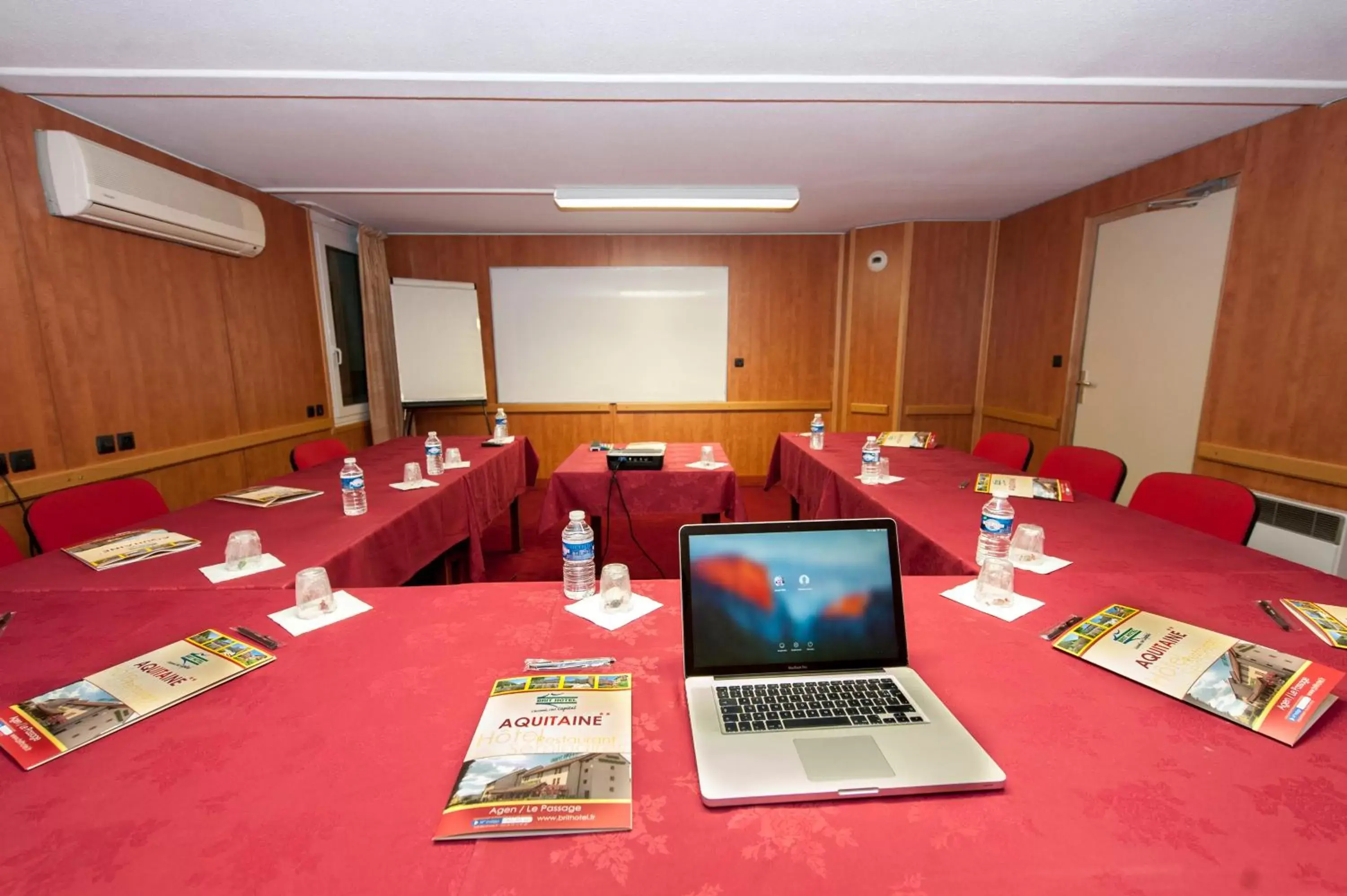 Meeting/conference room, Business Area/Conference Room in Brit Hotel Agen - L'Aquitaine