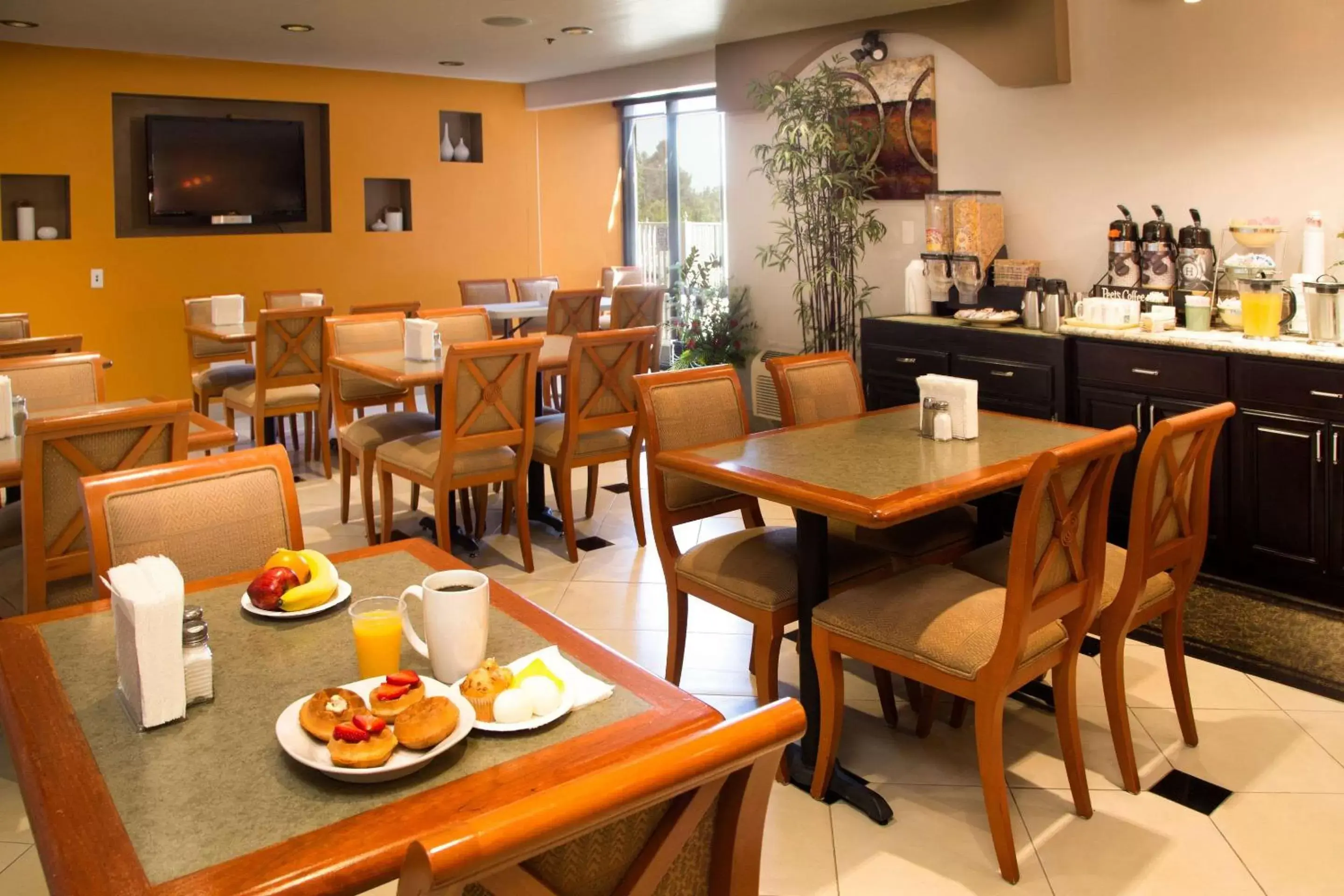 Restaurant/Places to Eat in Quality Inn Santa Clara Convention Center