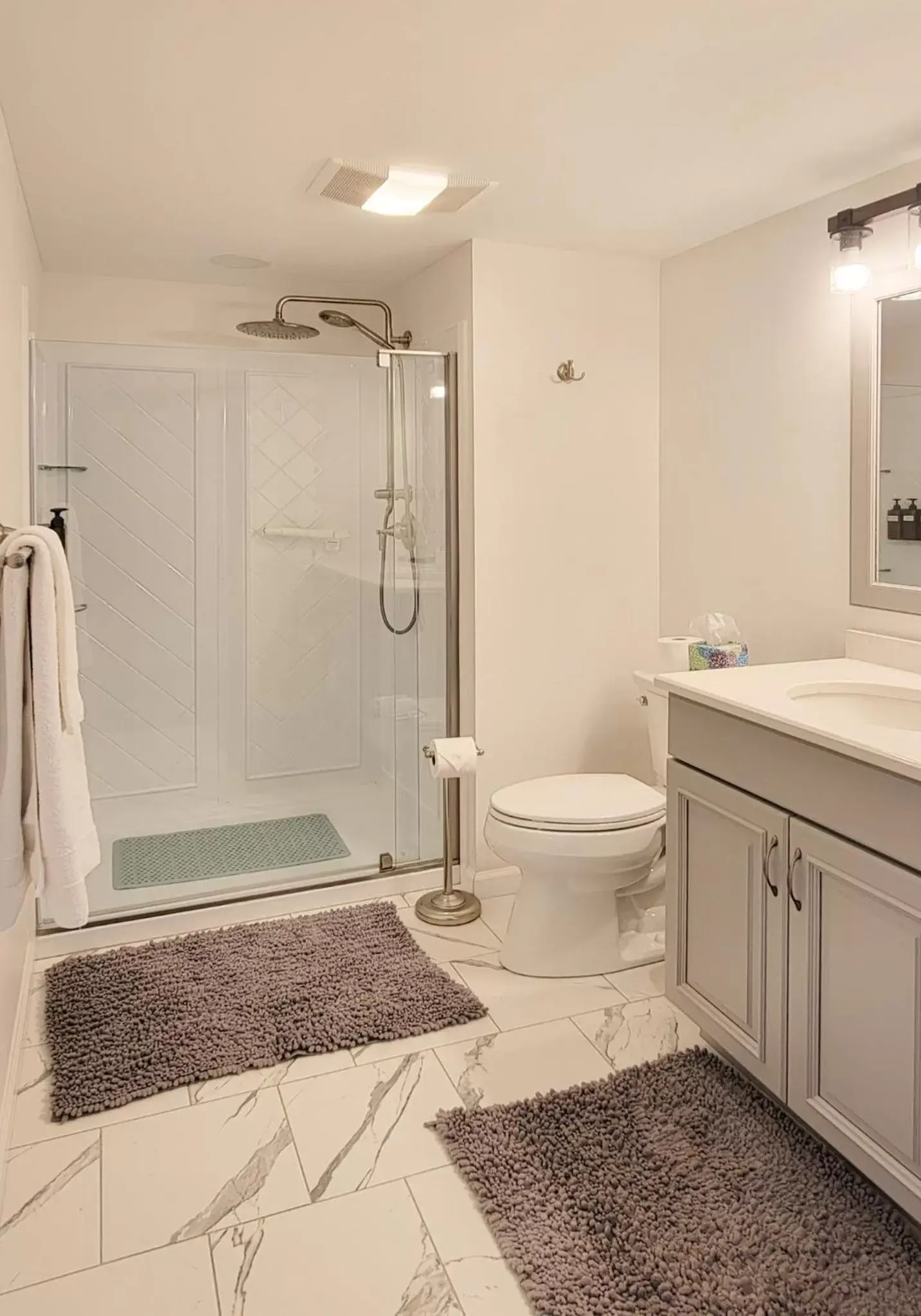 Shower, Bathroom in Pheasant Field Bed and Breakfast