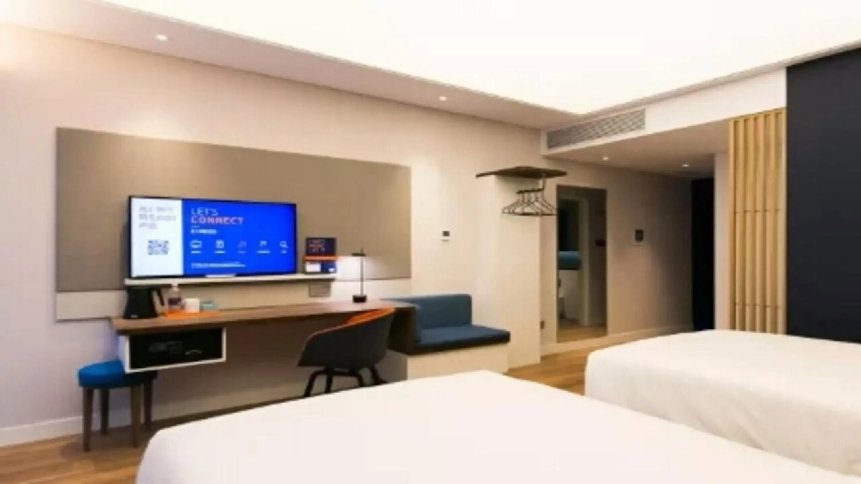 Photo of the whole room, TV/Entertainment Center in Holiday Inn Express Linyi West, an IHG Hotel