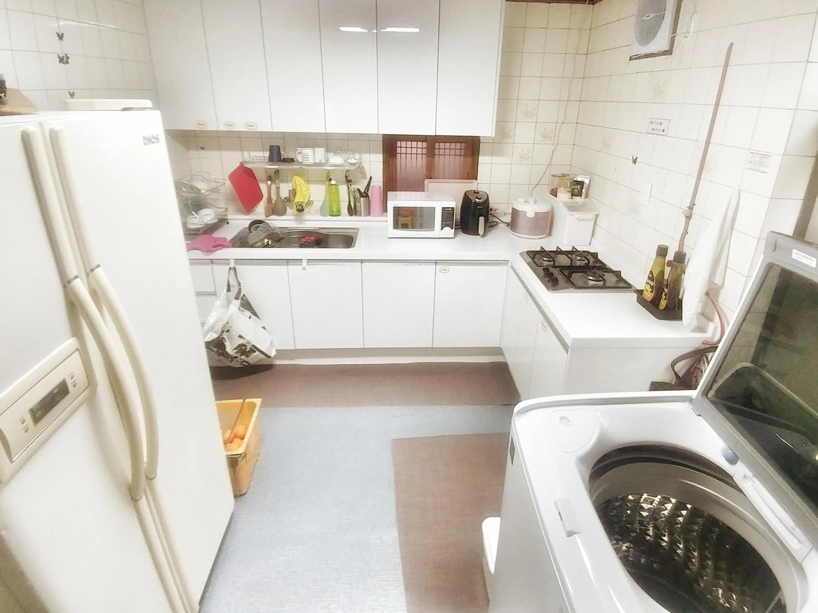 Communal kitchen in Jeju Masil Guesthouse