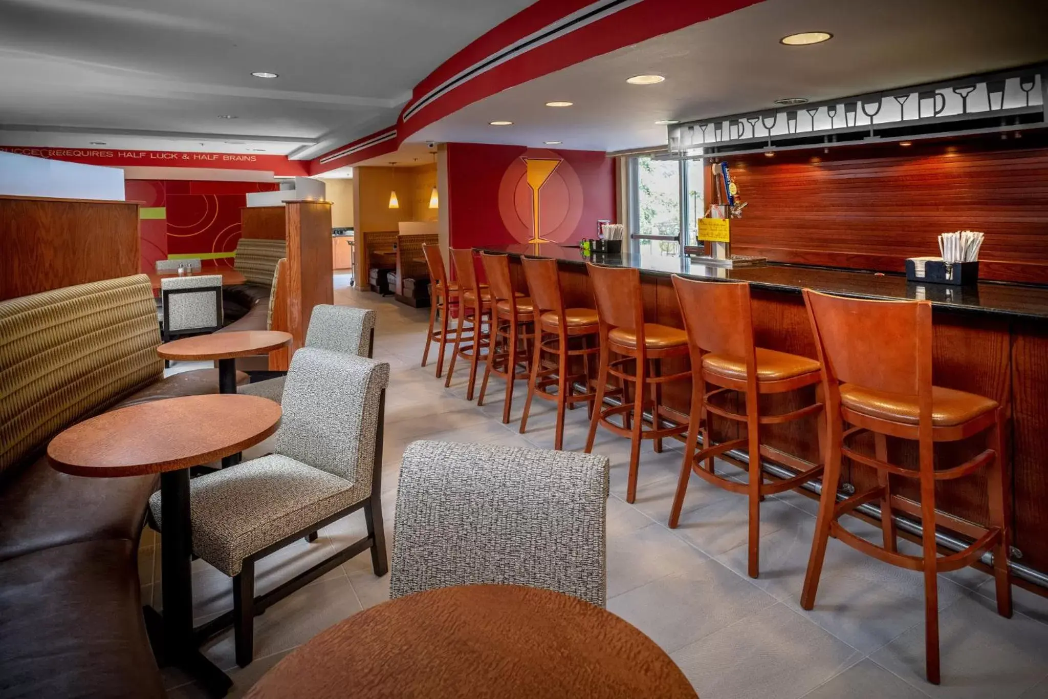 Lounge or bar, Lounge/Bar in Holiday Inn Hotel & Suites Beckley, an IHG Hotel