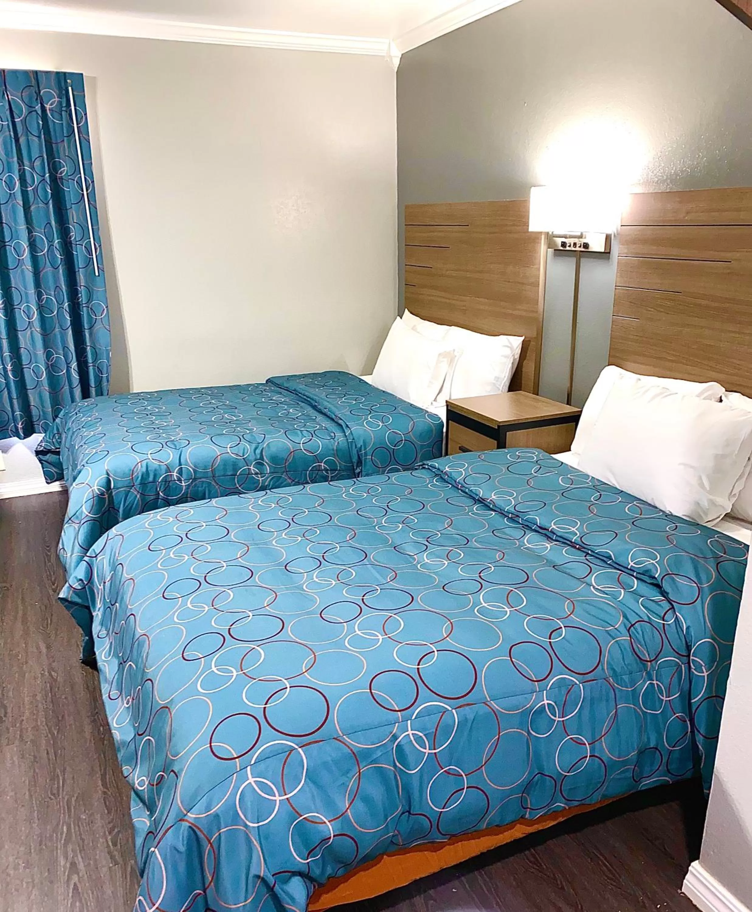 Bed in Budget Host Inn