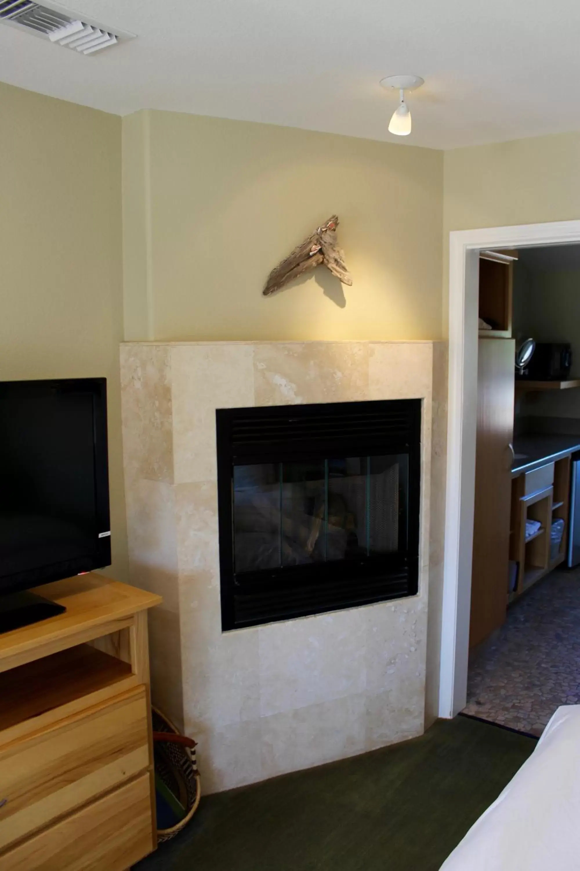 Photo of the whole room, TV/Entertainment Center in Cambria Shores Inn