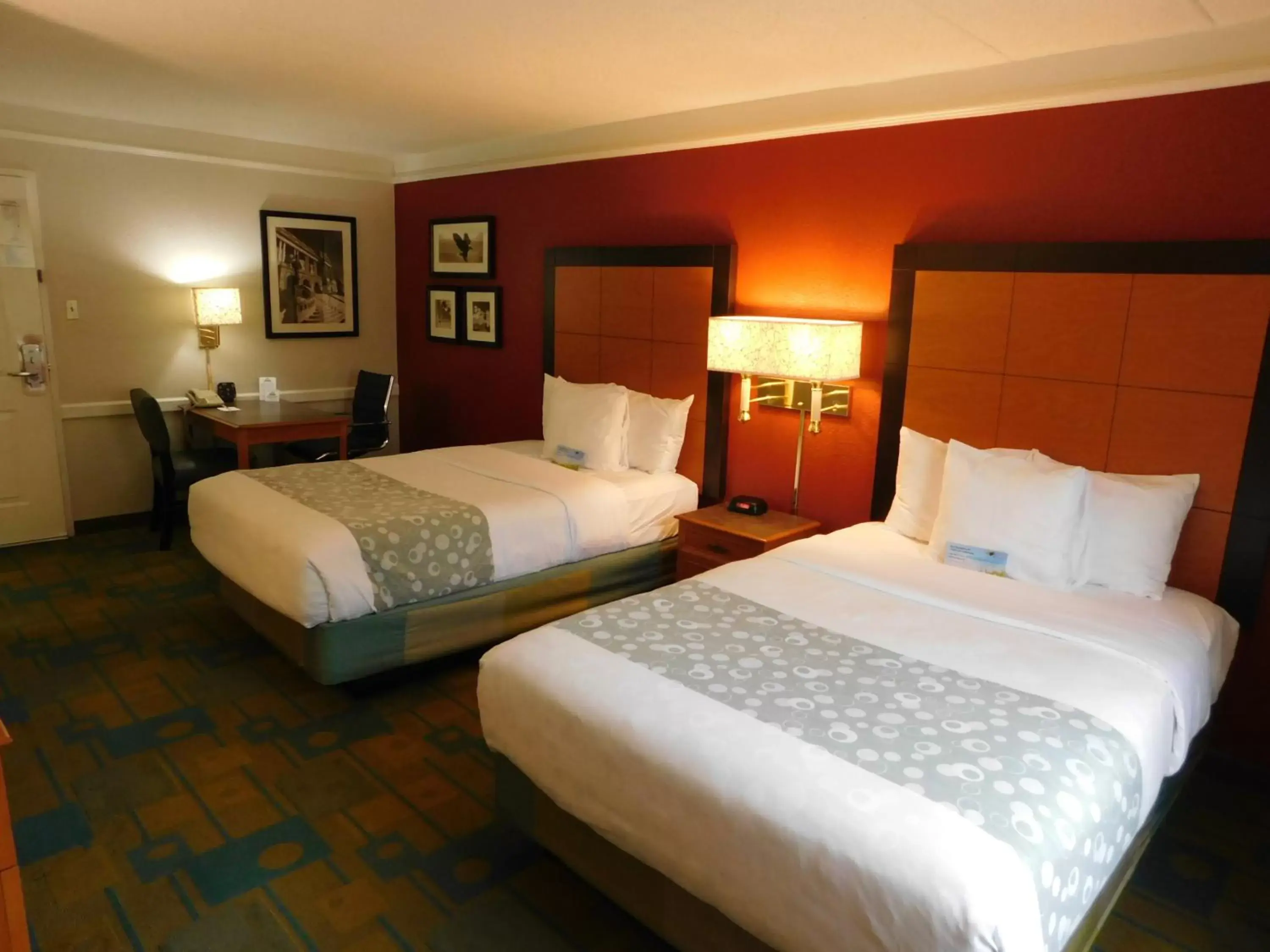 Bedroom, Bed in Days Inn & Suites by Wyndham Schaumburg- Woodfield Mall