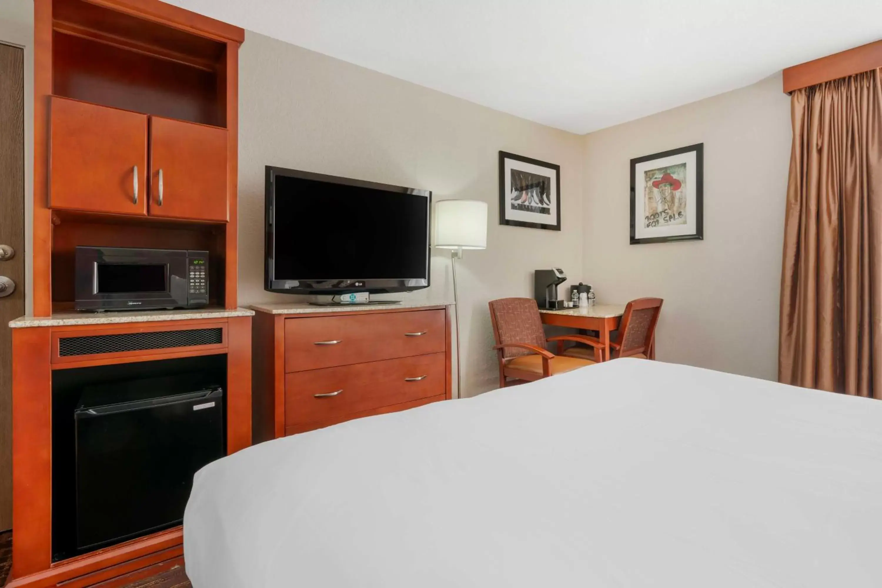 Bedroom, TV/Entertainment Center in Best Western Plus Boomtown Casino Hotel