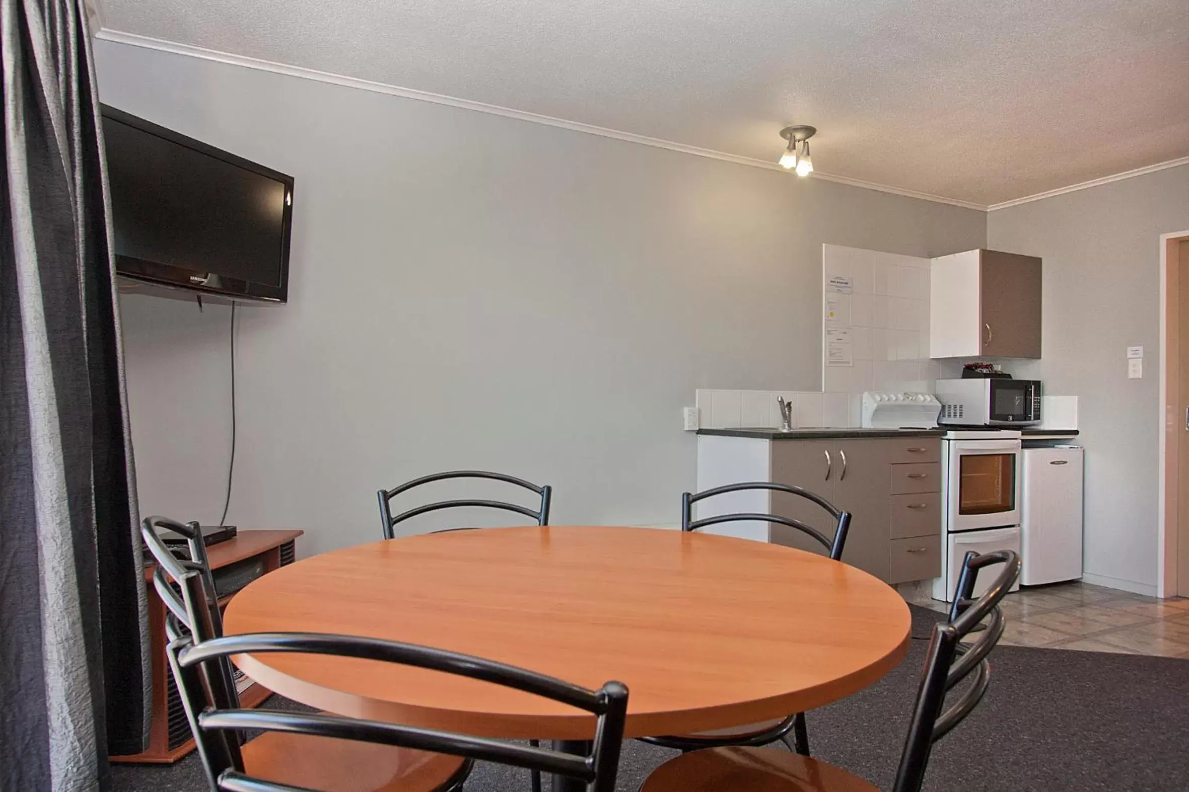 Kitchen or kitchenette, Dining Area in Coronation Park Motels