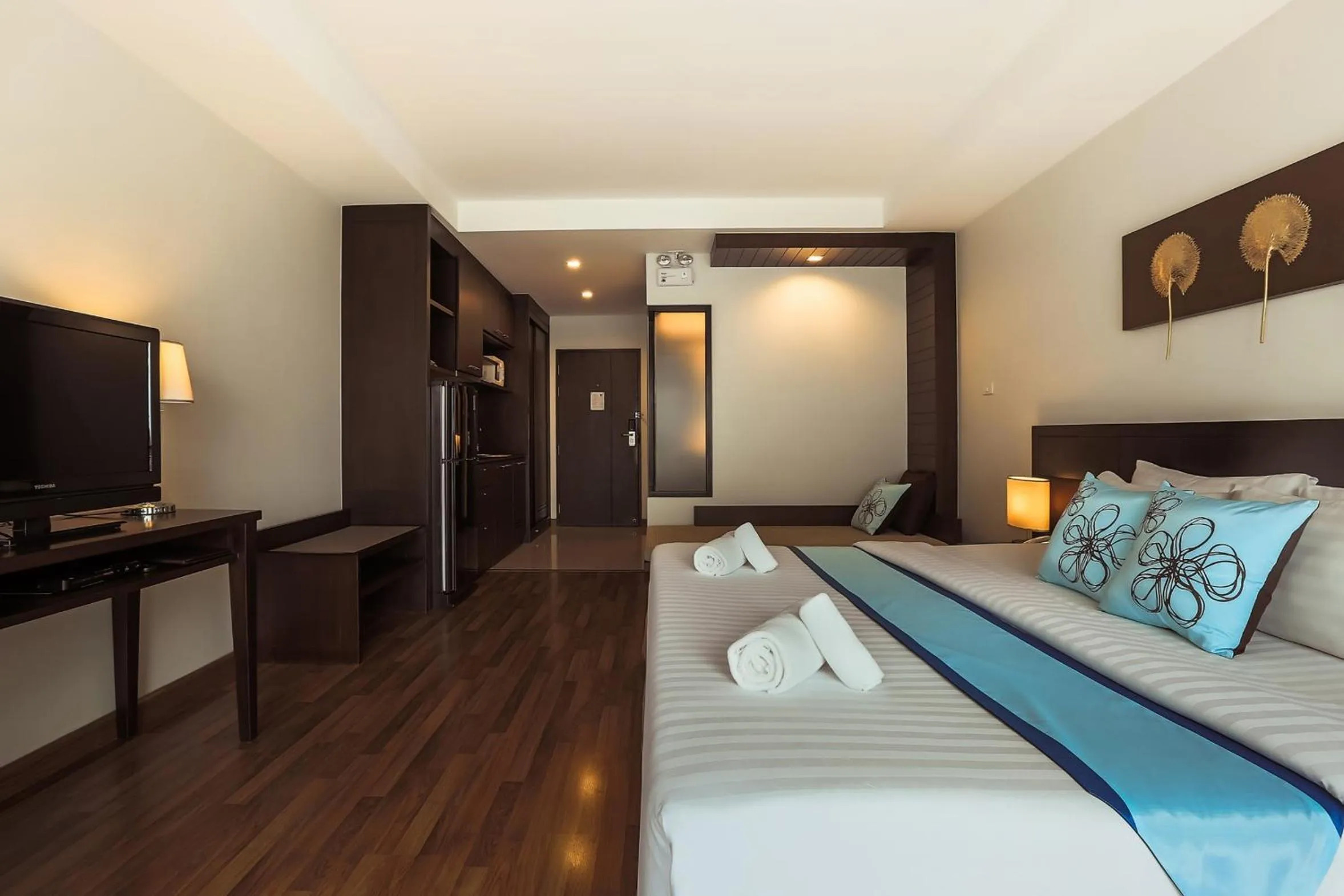 Photo of the whole room, Bed in Fifth Pattaya Jomtien By Shiwalai Int