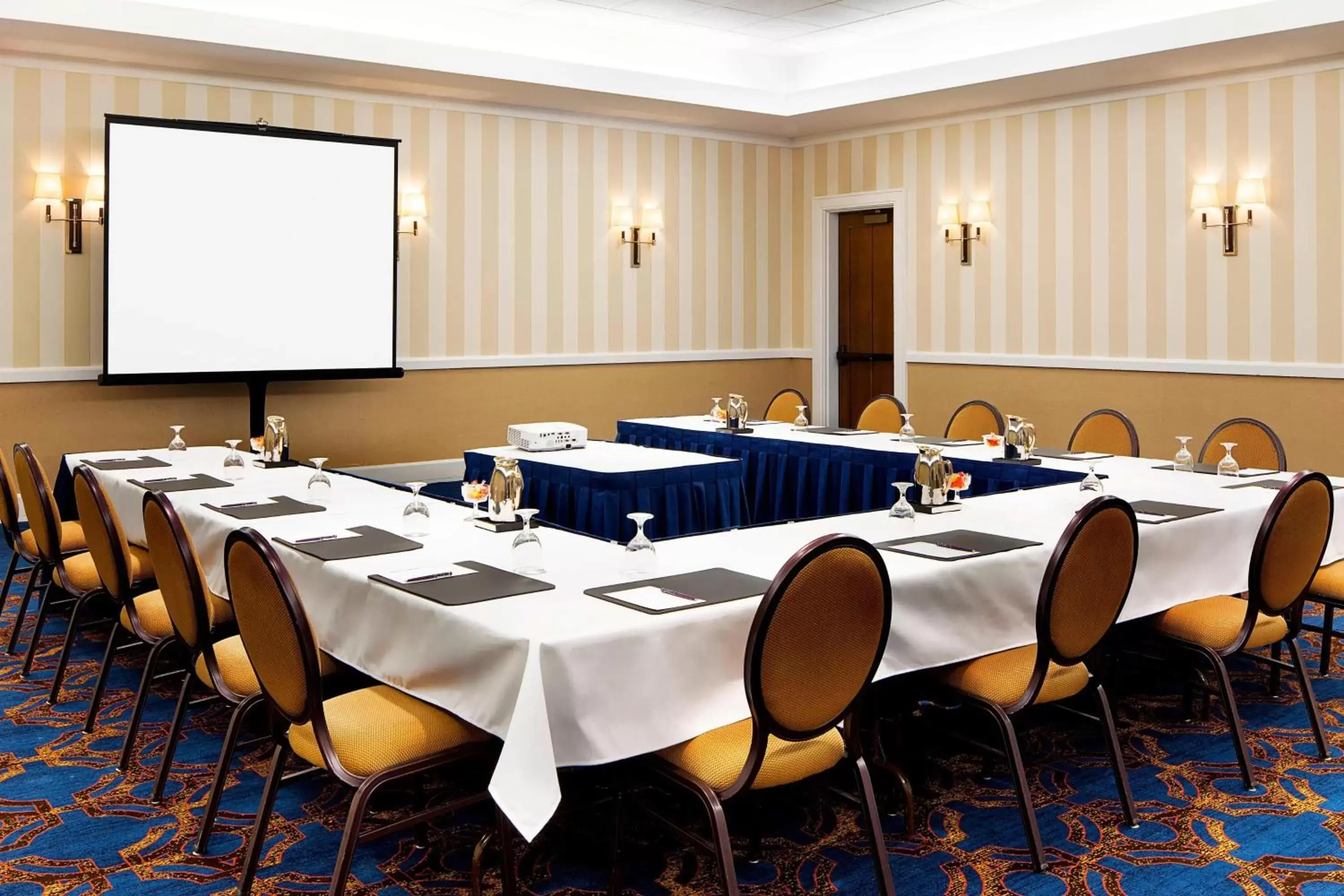 Meeting/conference room in Sheraton Milwaukee Brookfield