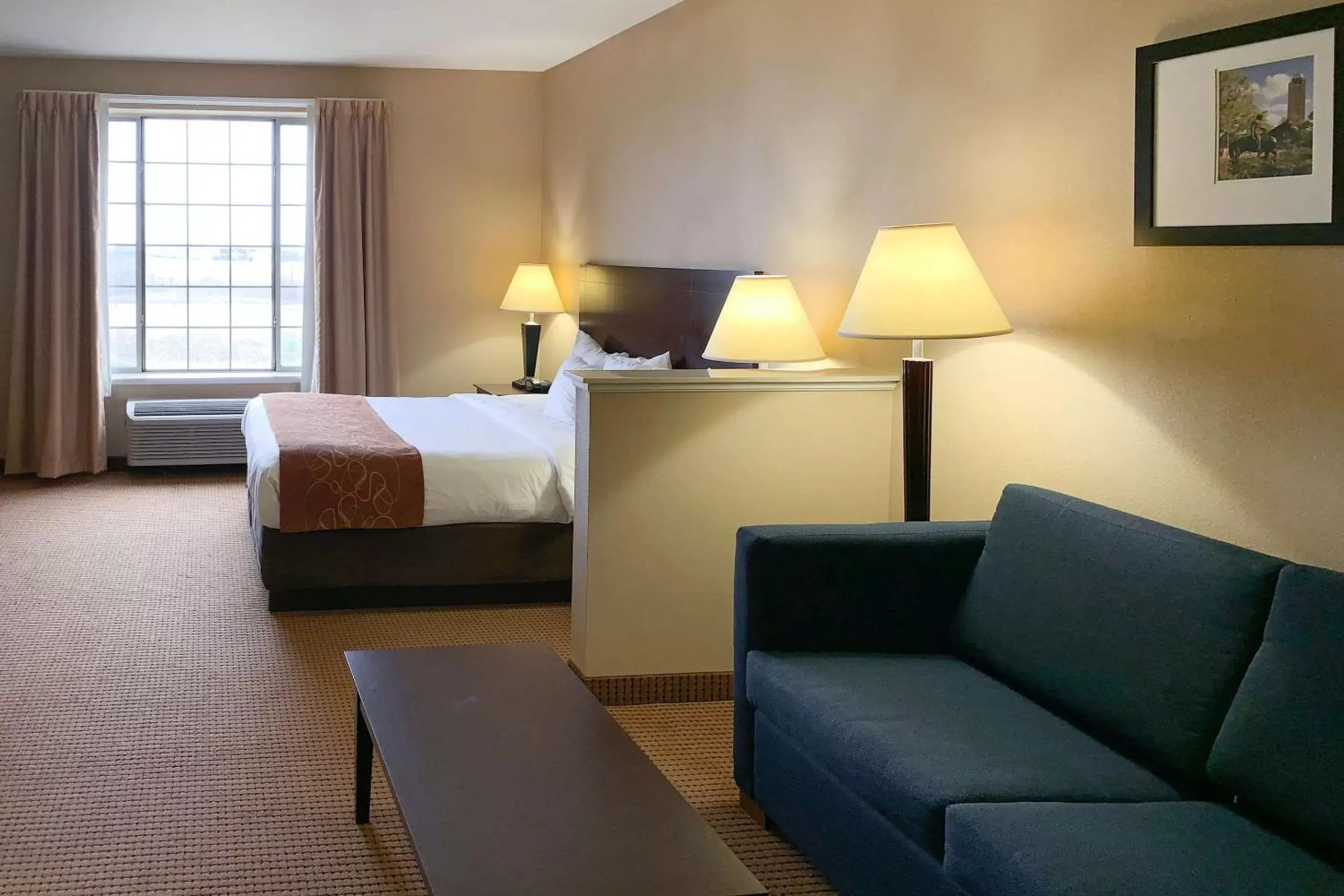 Photo of the whole room, Bed in Comfort Suites Roanoke - Fort Worth North