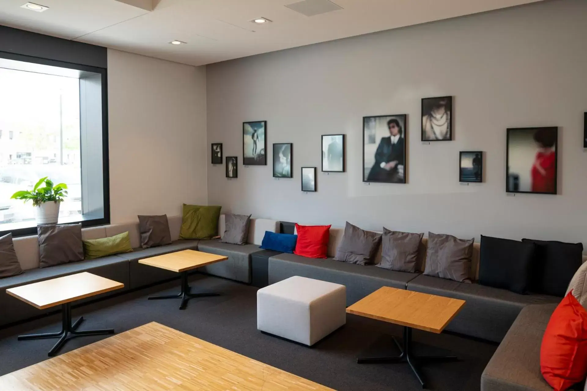 Communal lounge/ TV room, Seating Area in Vienna House by Wyndham Ernst Leitz Wetzlar