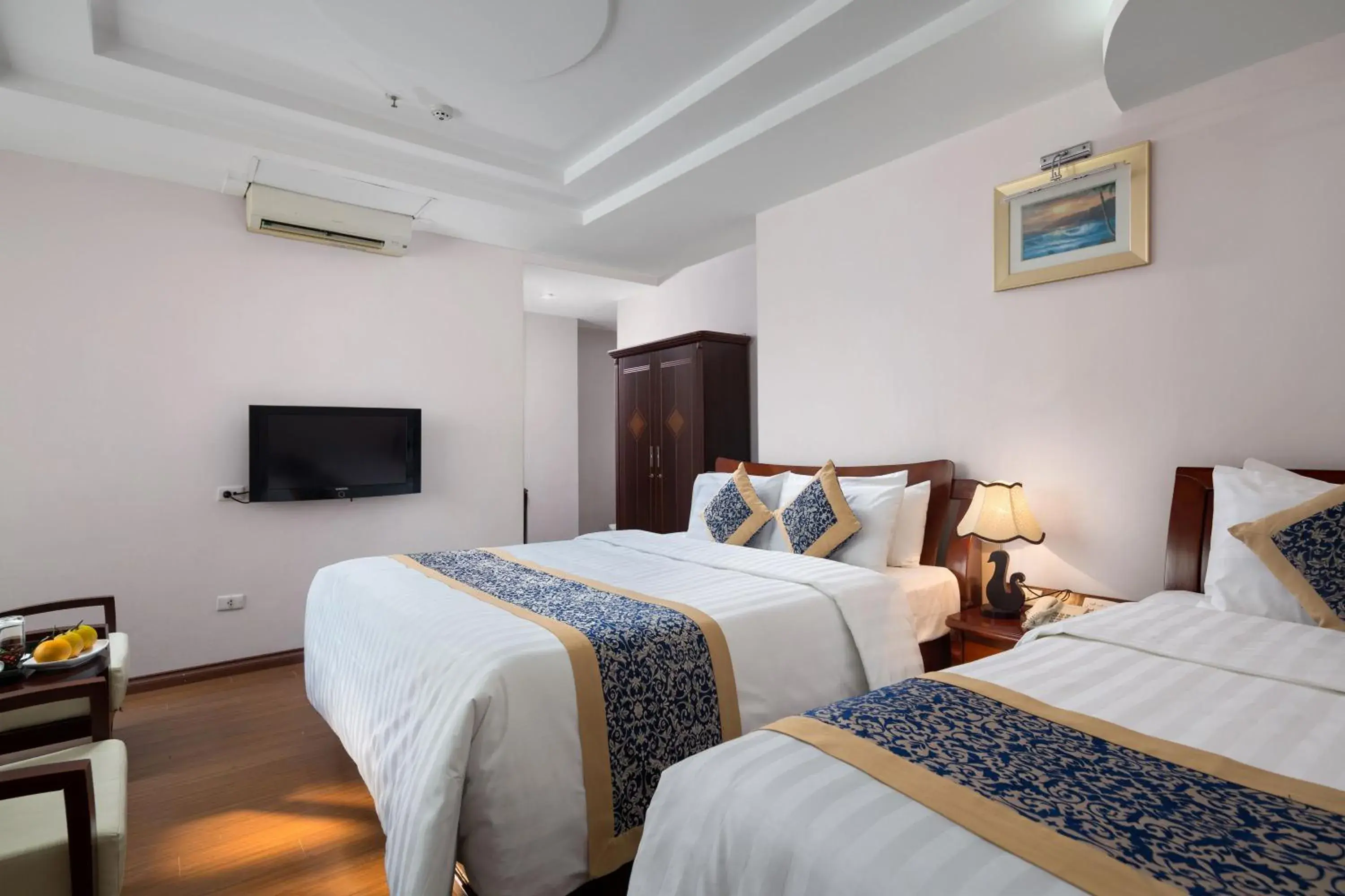 Photo of the whole room, Bed in Lakeside Palace Hotel Photo of the whole room, Bed in Lakeside Palace Hotel