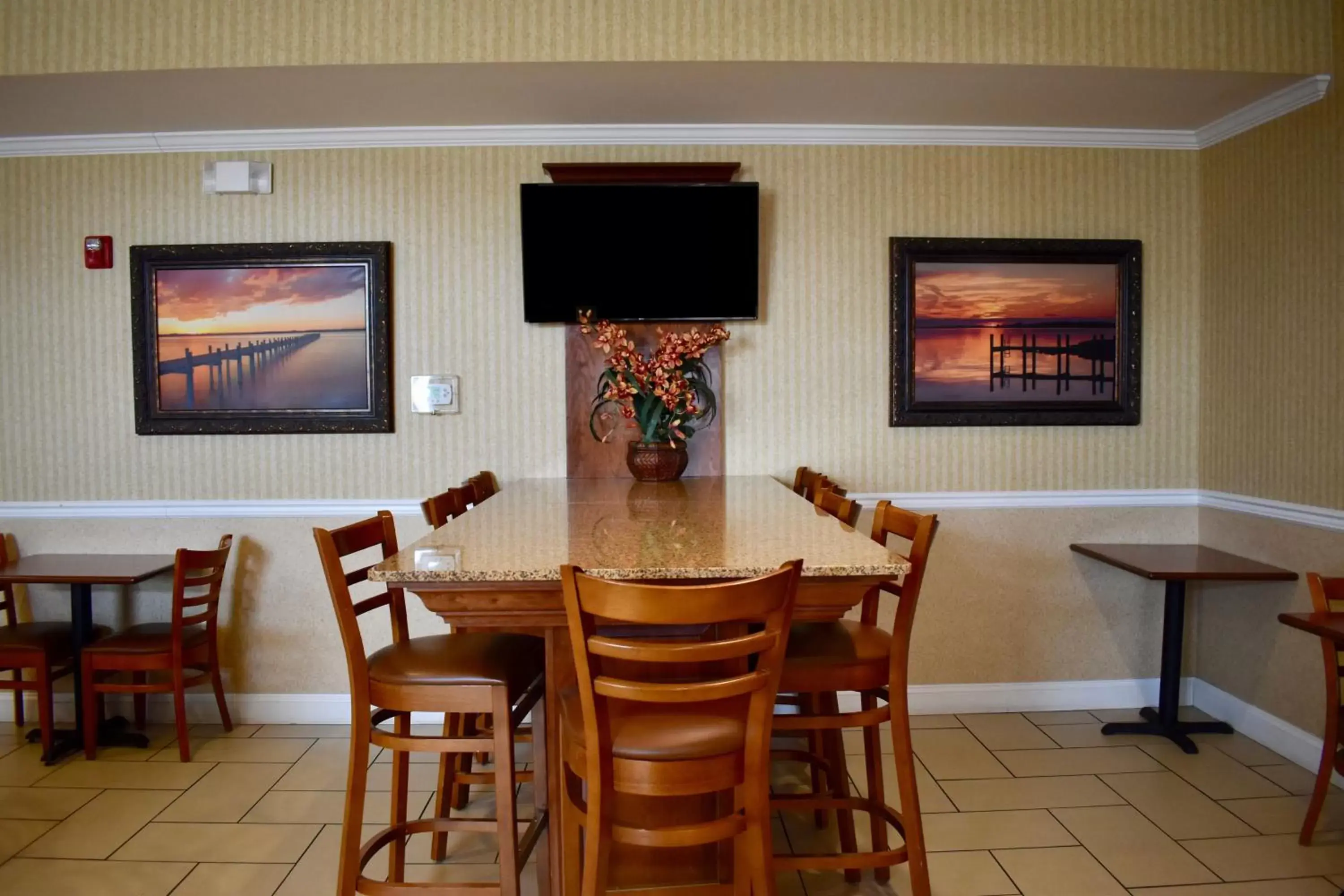 Dining area, TV/Entertainment Center in Best Western Plus Easton Inn & Suites