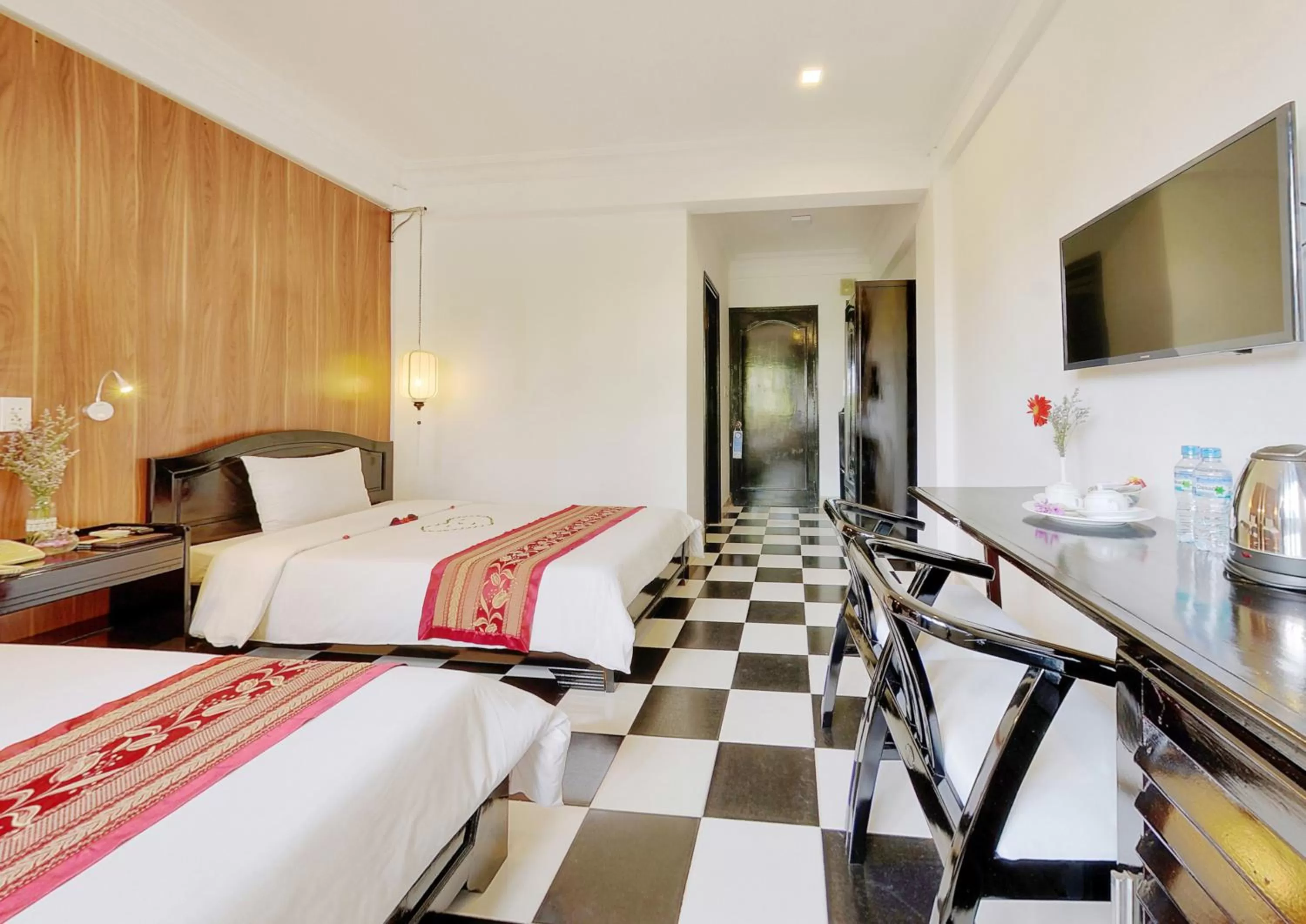 Photo of the whole room, Bed in Hai Yen Hotel