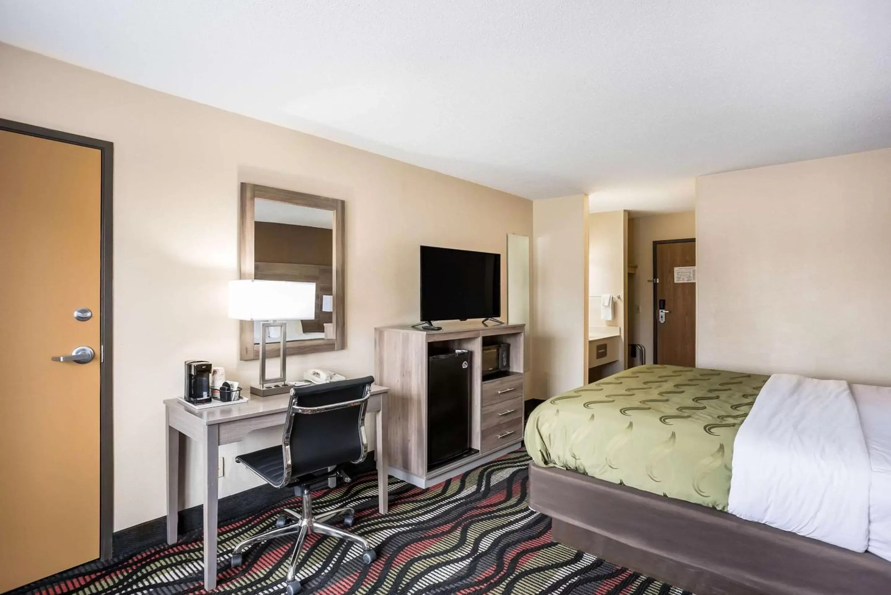 Photo of the whole room, TV/Entertainment Center in Quality Inn Cedar Rapids South