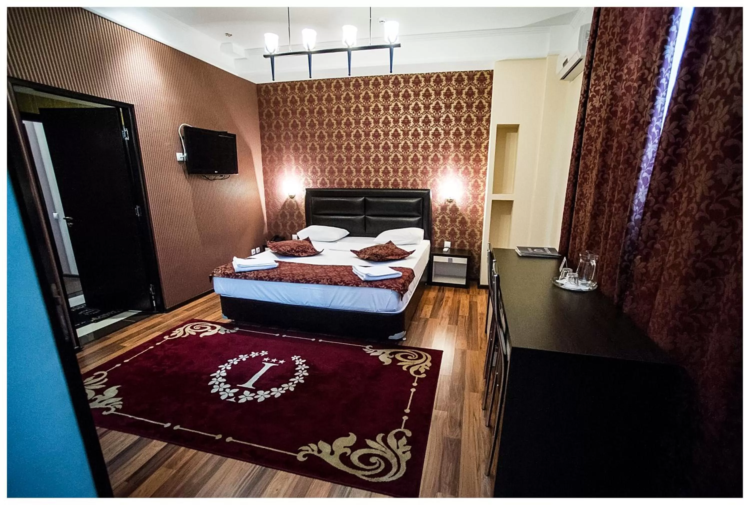 Photo of the whole room, Bed in IRIS Hotel