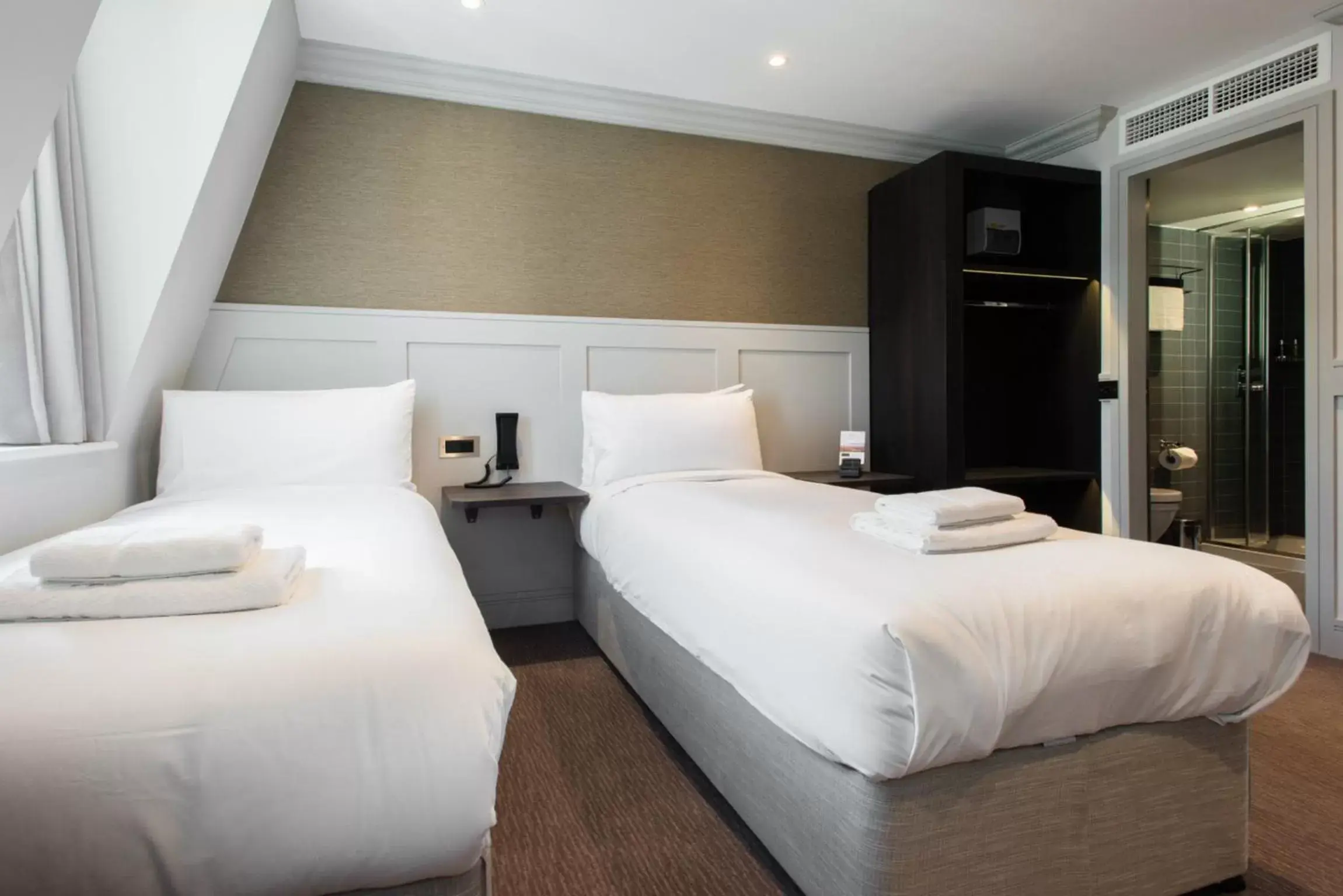 Bedroom, Bed in Mowbray Court Hotel