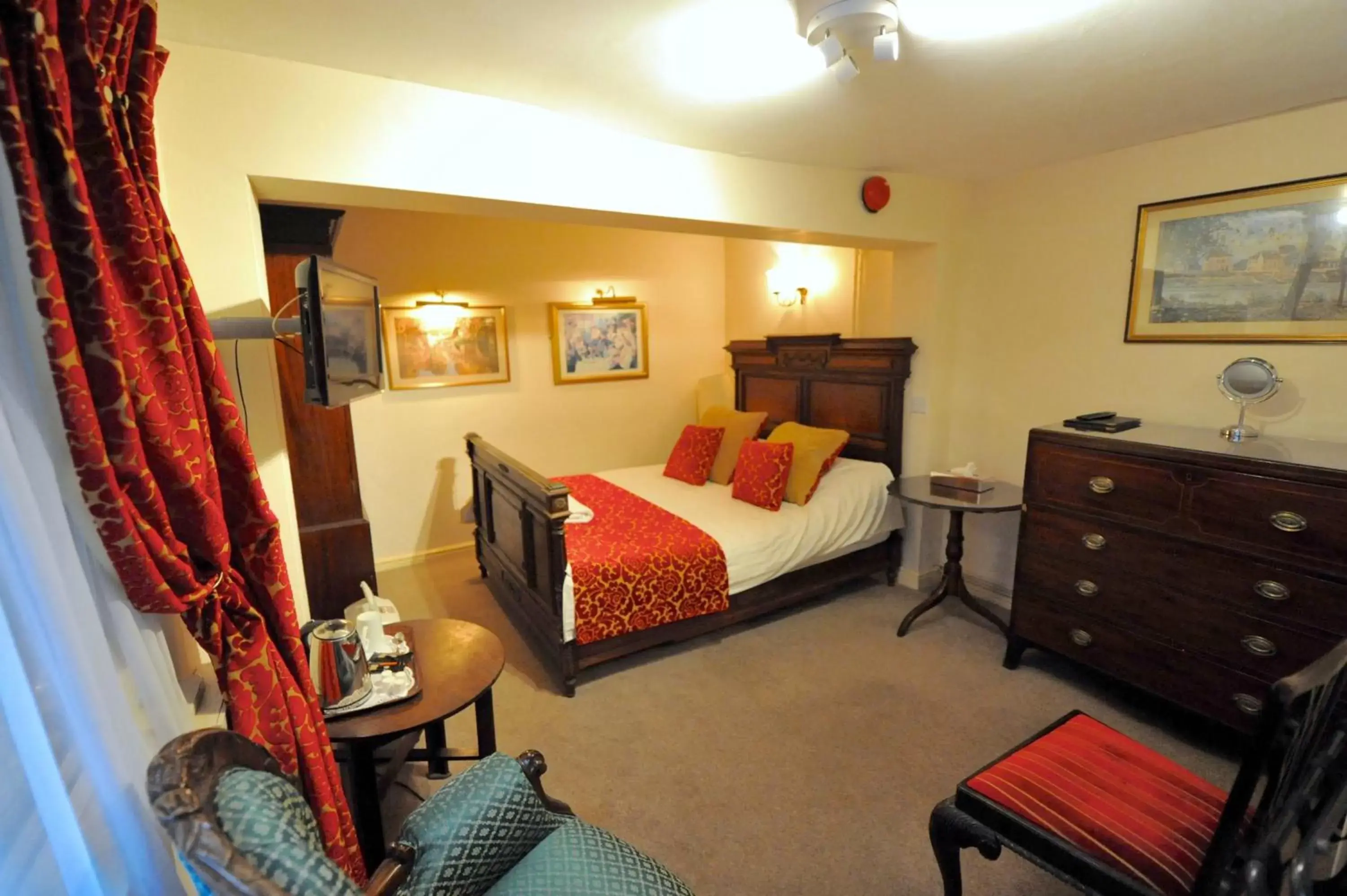 Photo of the whole room, Bed in The Greyhound Coaching Inn