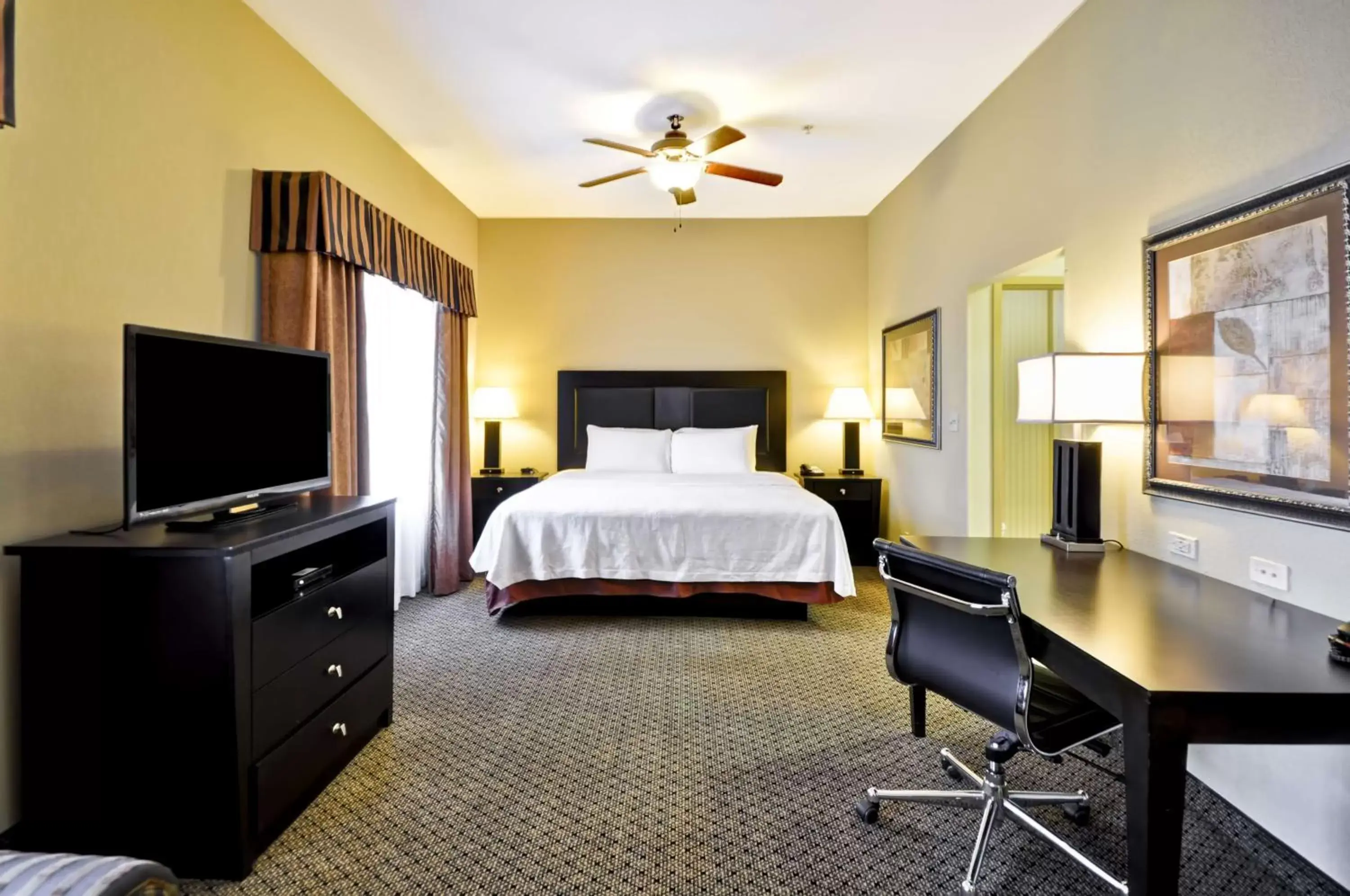 Bed, TV/Entertainment Center in Homewood Suites by Hilton Tulsa-South