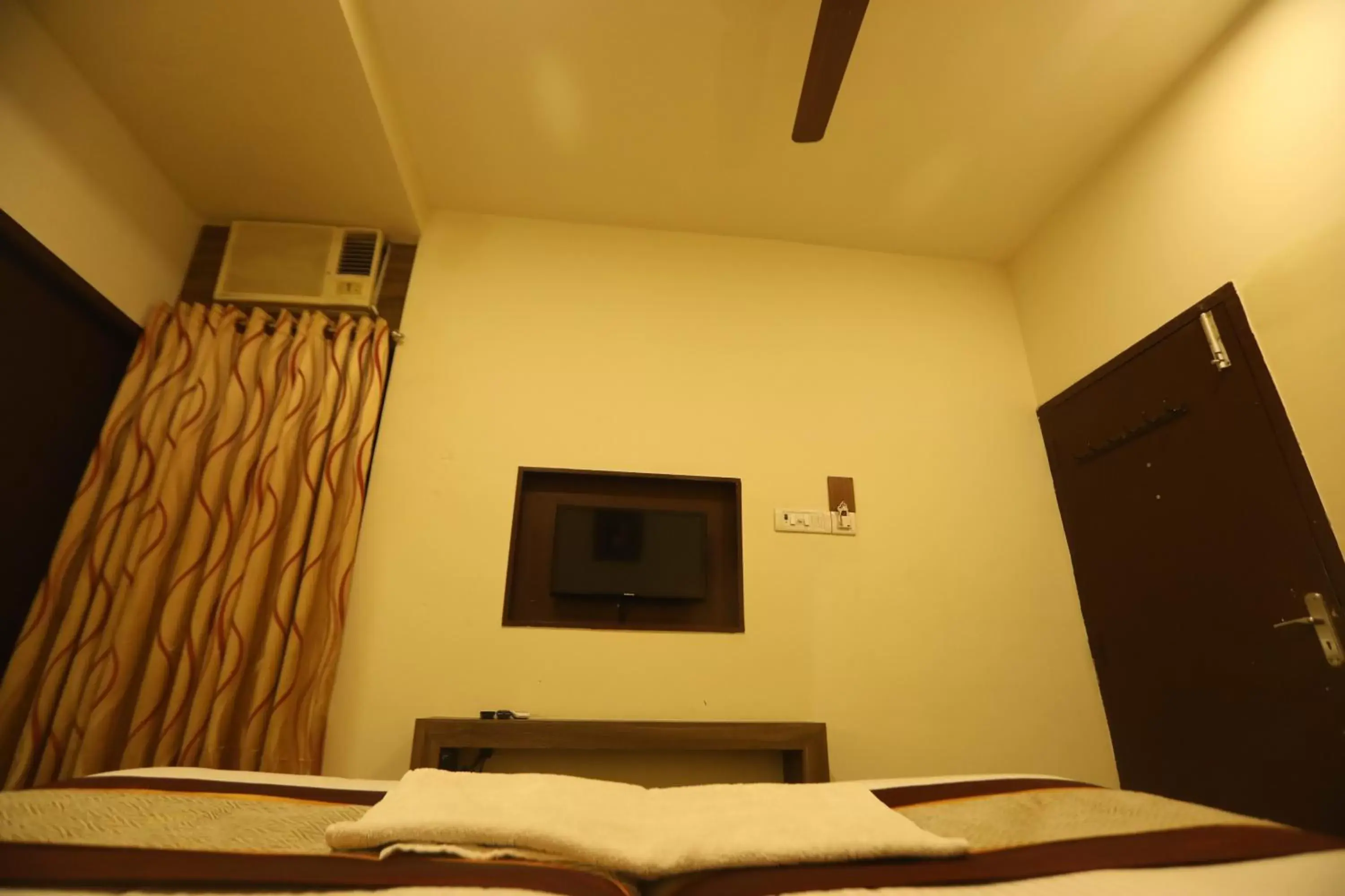 TV and multimedia, Bed in Nestlay Rooms Ambattur TV and multimedia, Bed in Nestlay Rooms Ambattur