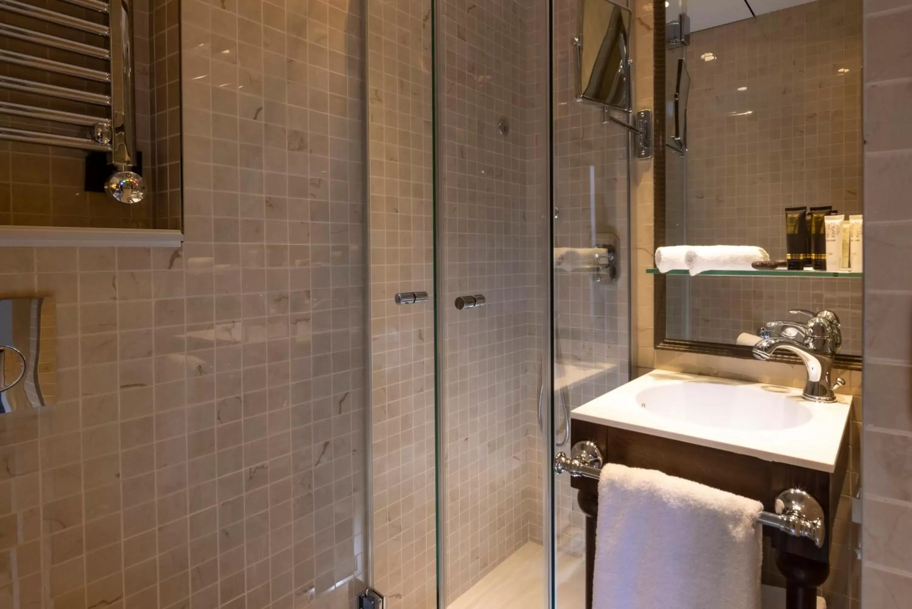 Bathroom in Hôtel Vinci Due & Spa