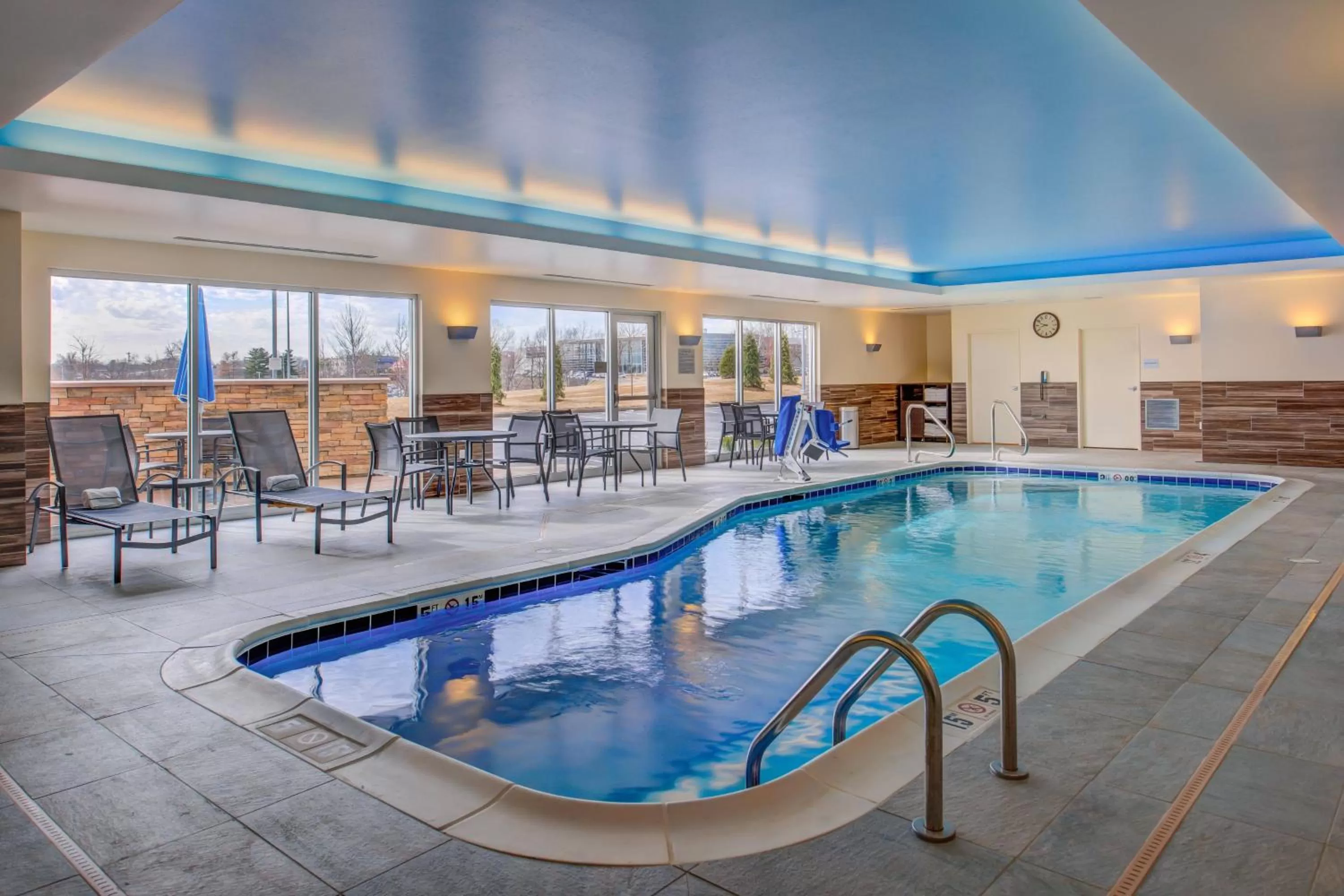 Swimming pool in Fairfield Inn & Suites by Marriott St. Louis Westport
