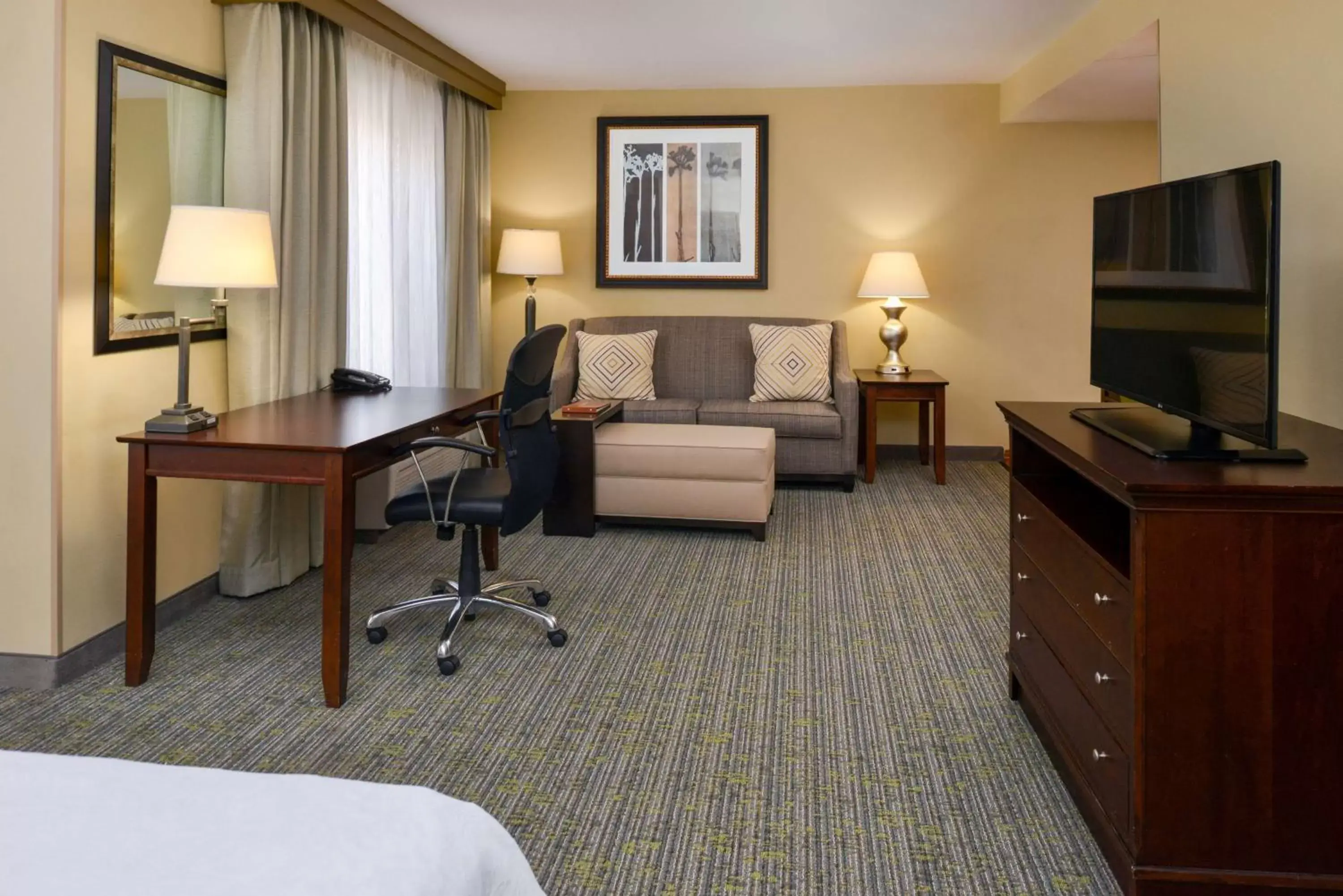 Bed, Seating Area in Homewood Suites by Hilton Fresno