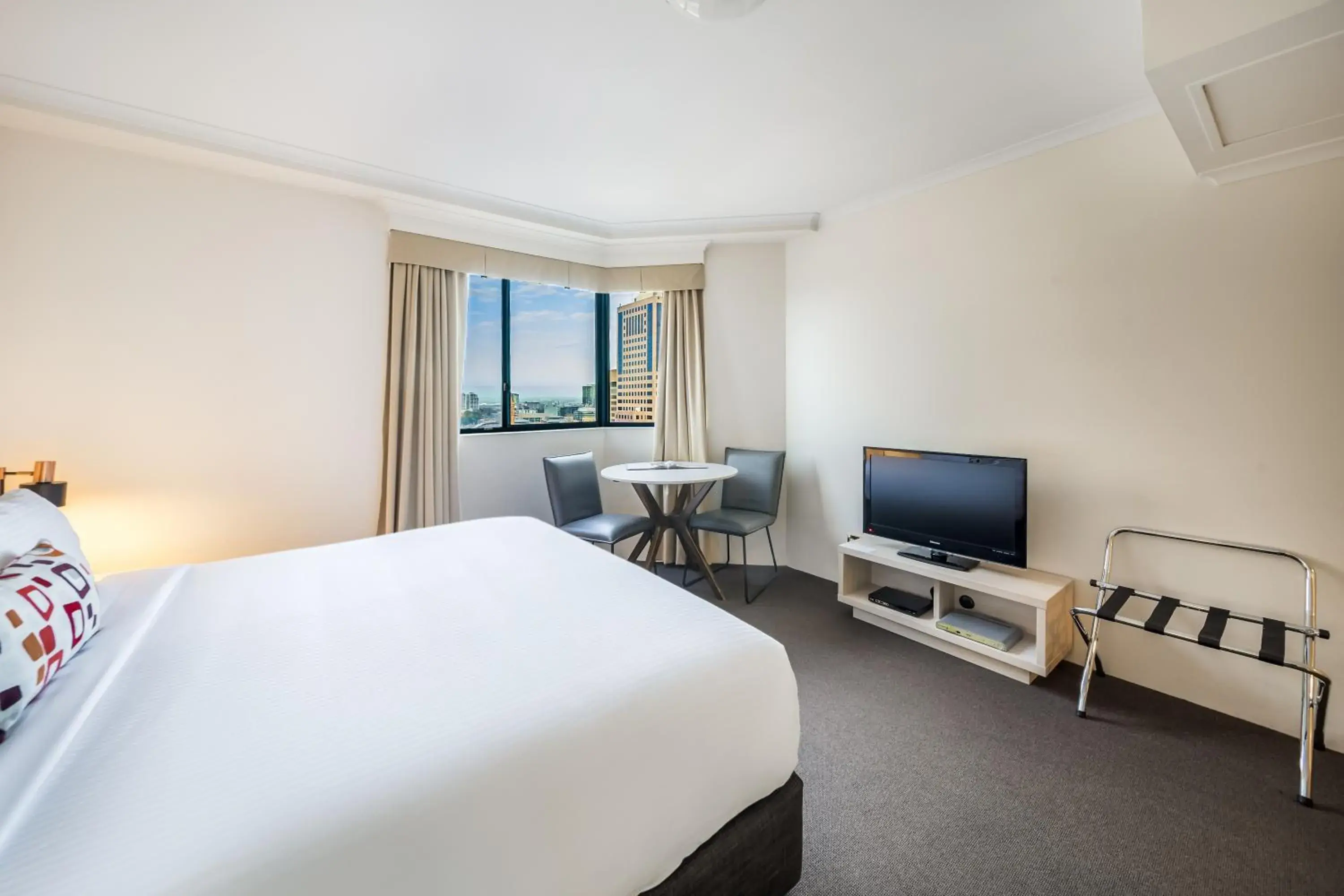 Bed, TV/Entertainment Center in Oaks Sydney Castlereagh Suites