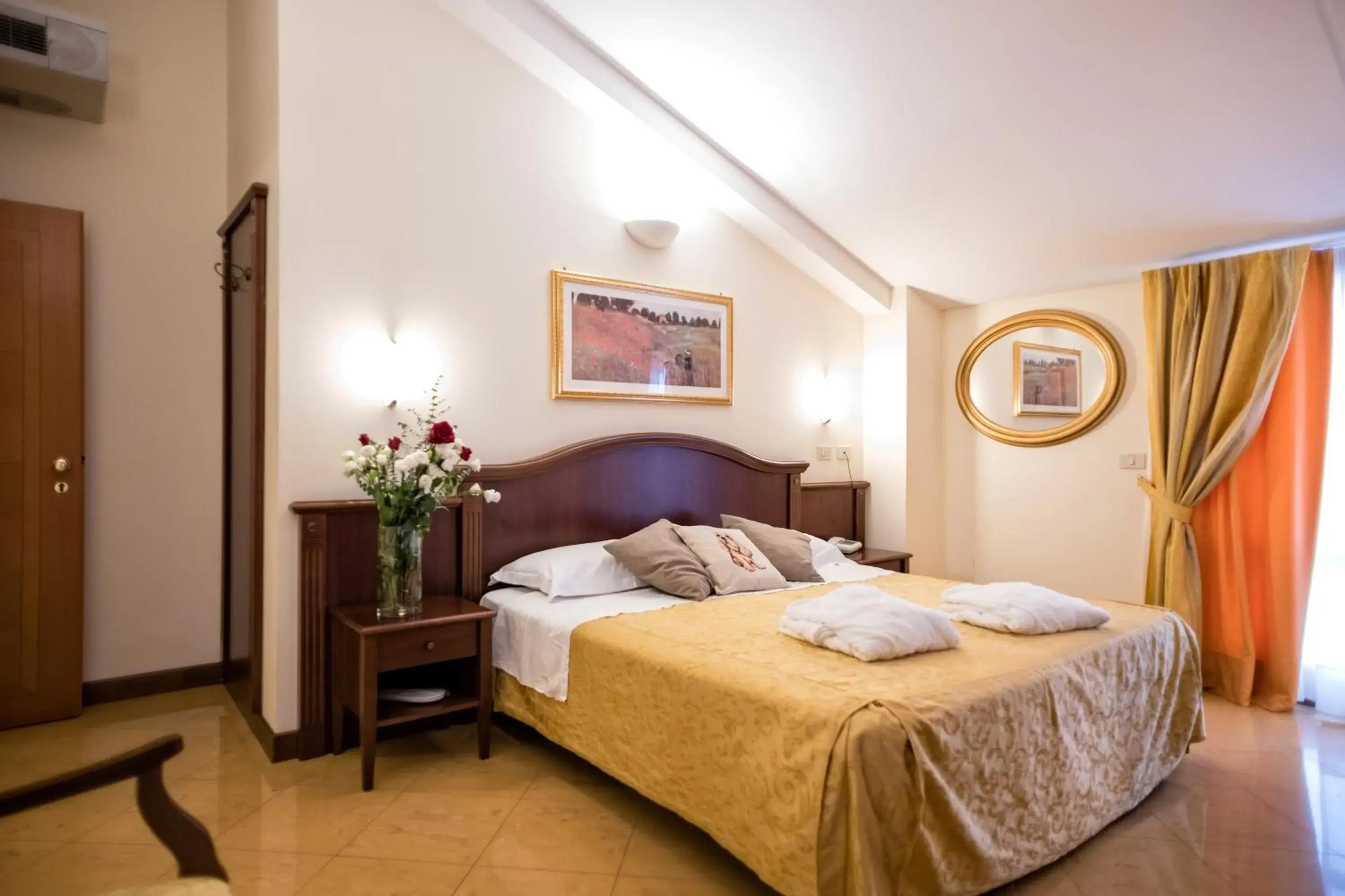 Photo of the whole room, Bed in Grand Hotel Italia