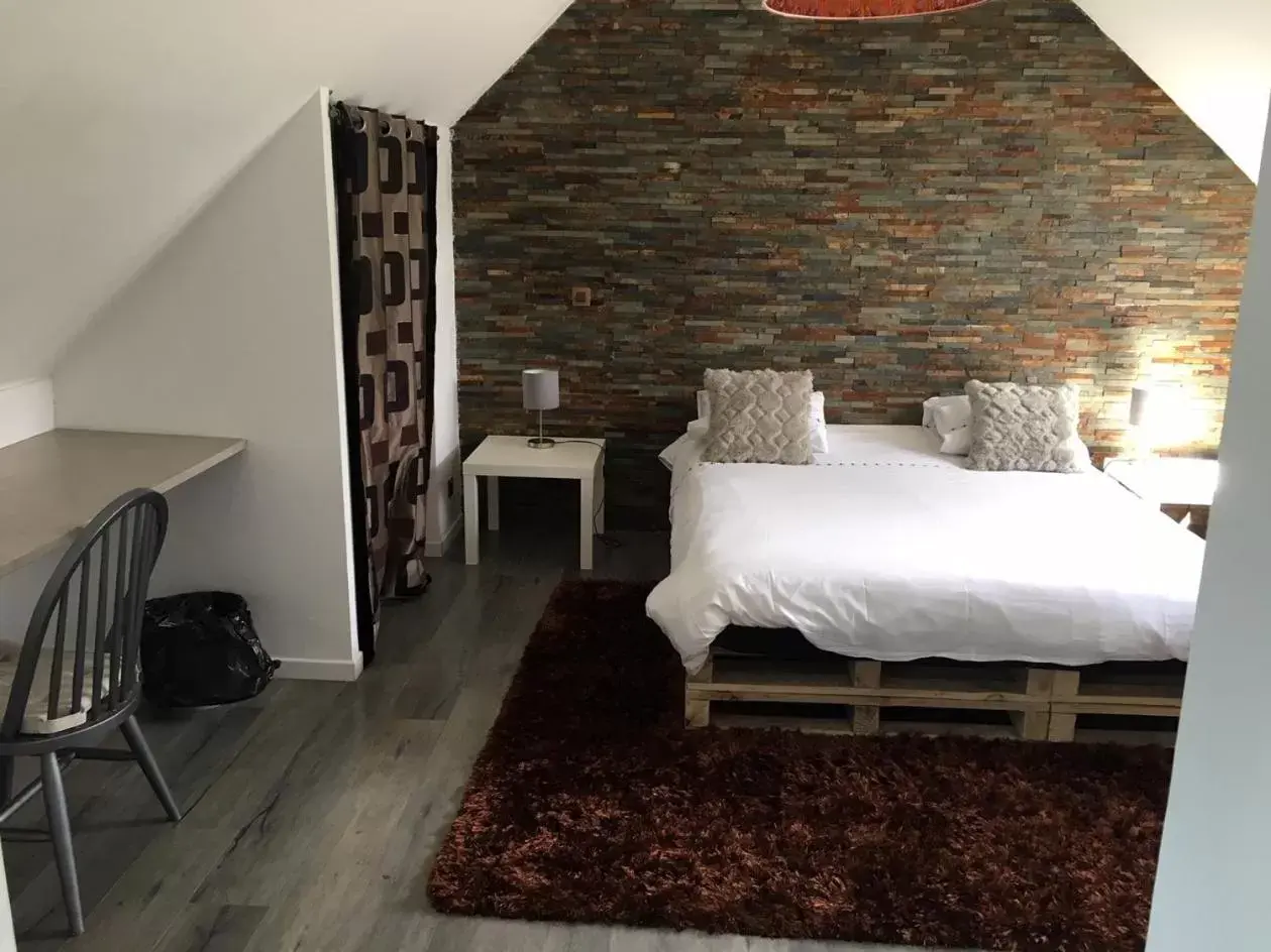 Property building, Bed in Chambres d'Hotes Lorengrain