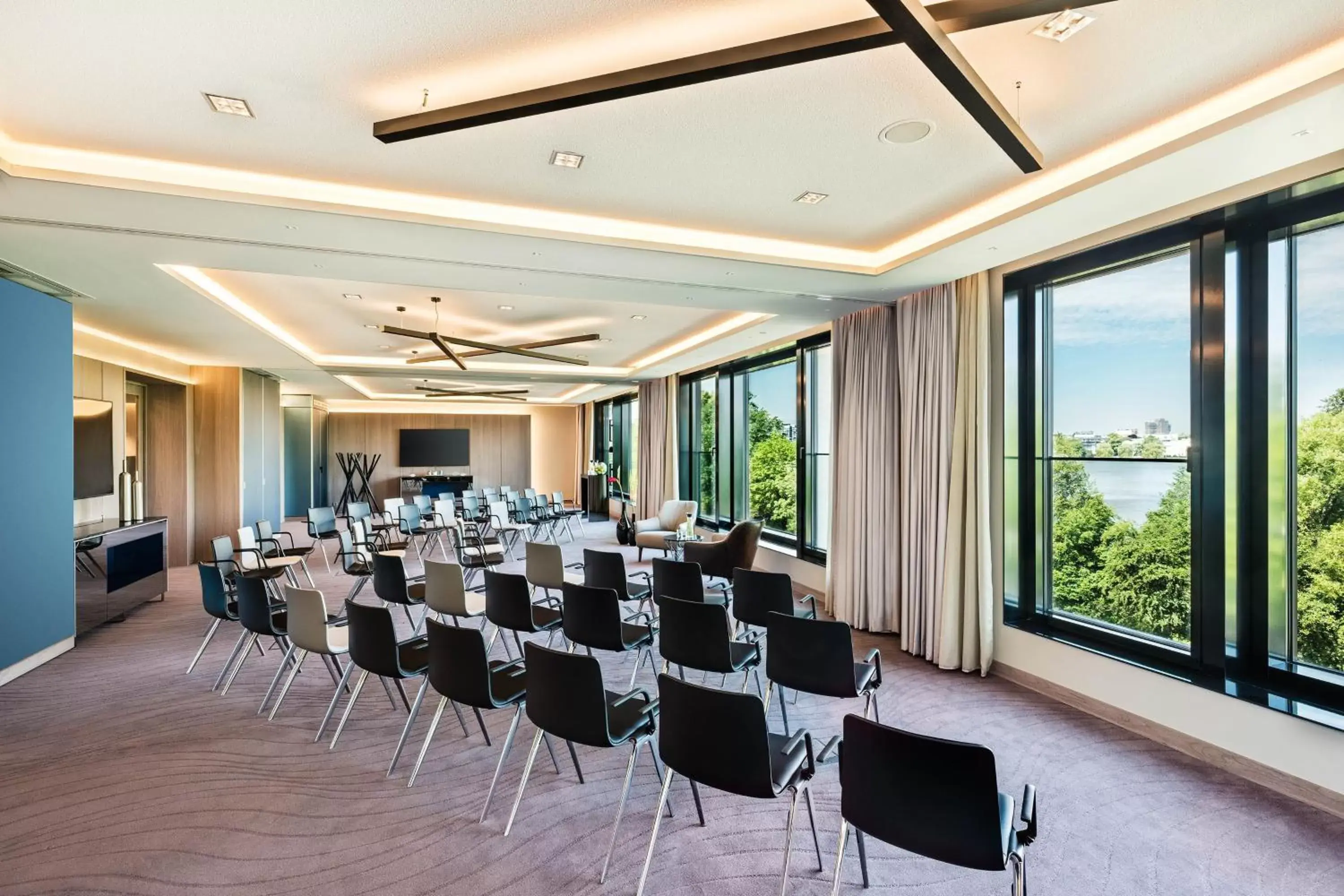 Meeting/conference room in Le Méridien Hamburg