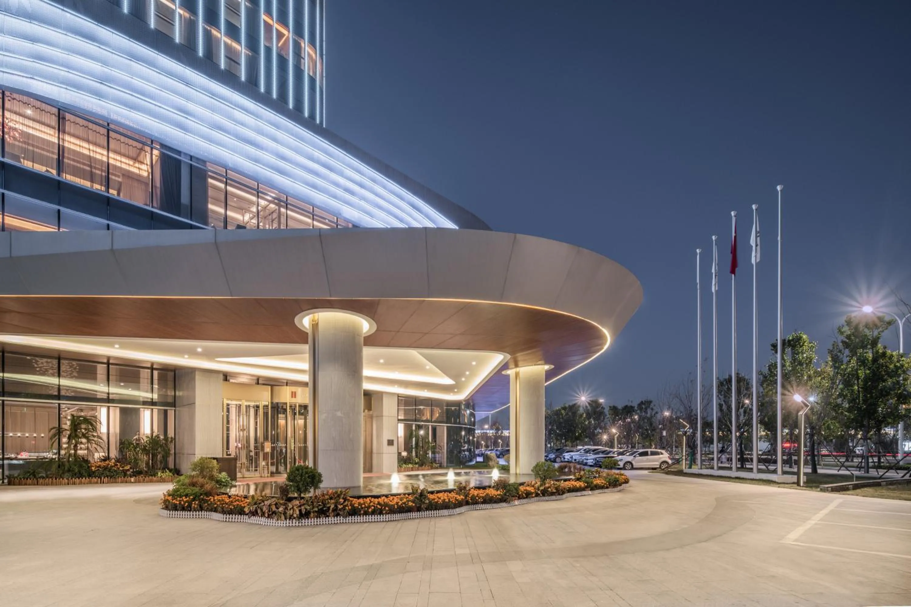 Property building in HUALUXE Xi'an Chanba by IHG-西安浐灞华邑酒店-Near Xi'an International Convention Exhibition Center and Shopping mall and The Romantic show of Xi'an-Free Luggage Storage-English Service