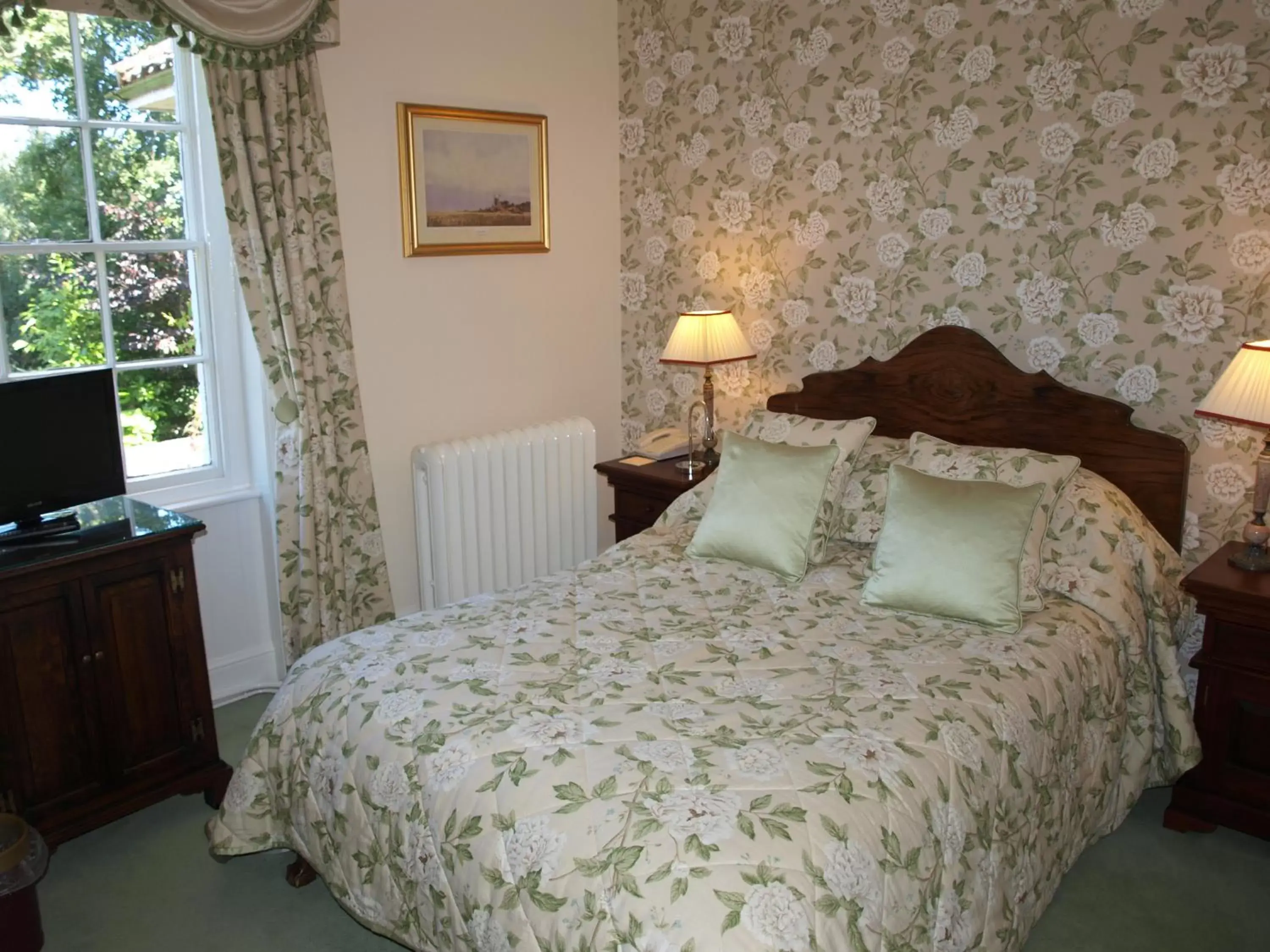 Bed, Room Photo in Beechwood Hotel