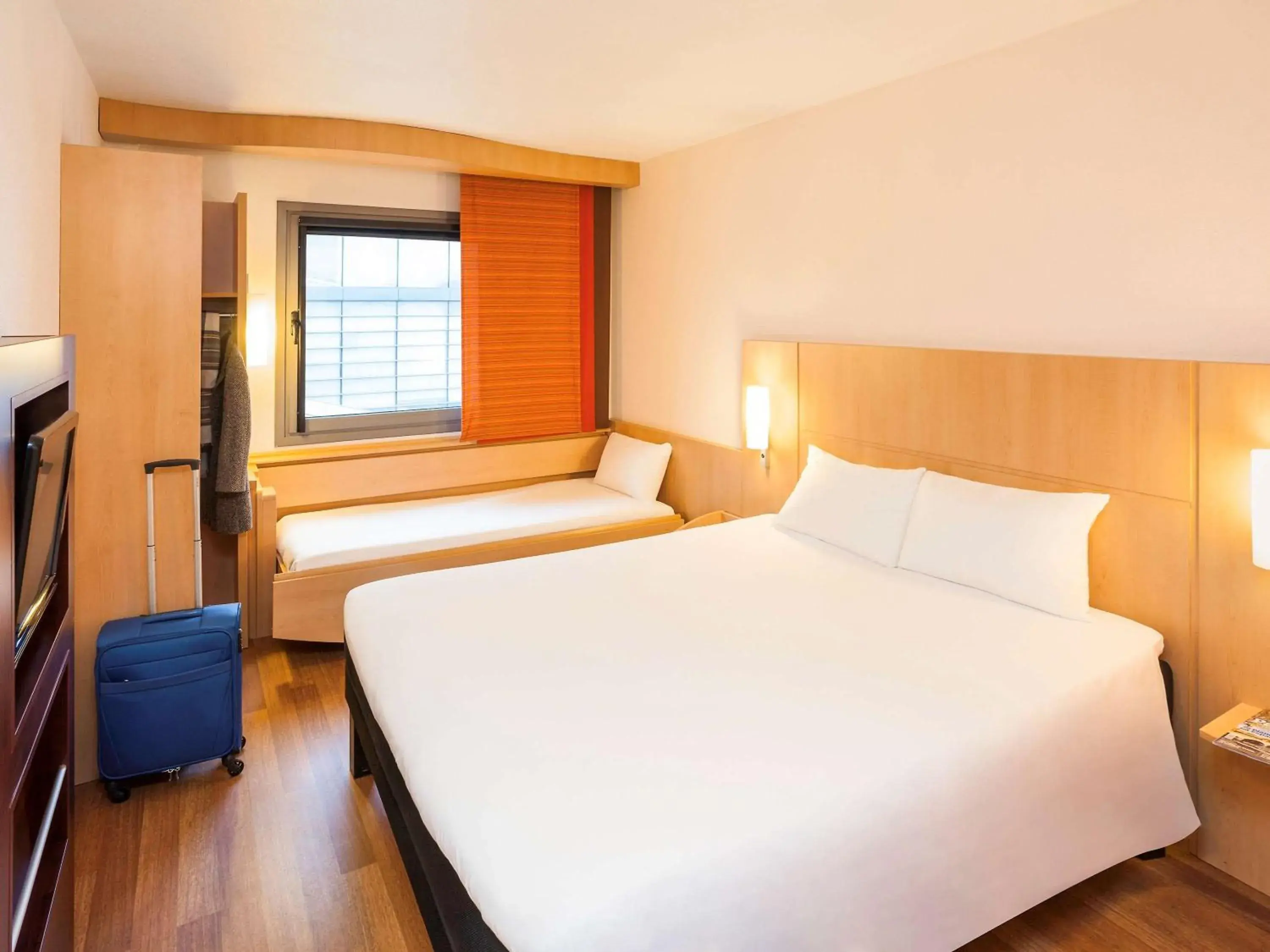 Photo of the whole room, Bed in Ibis Madrid Alcobendas